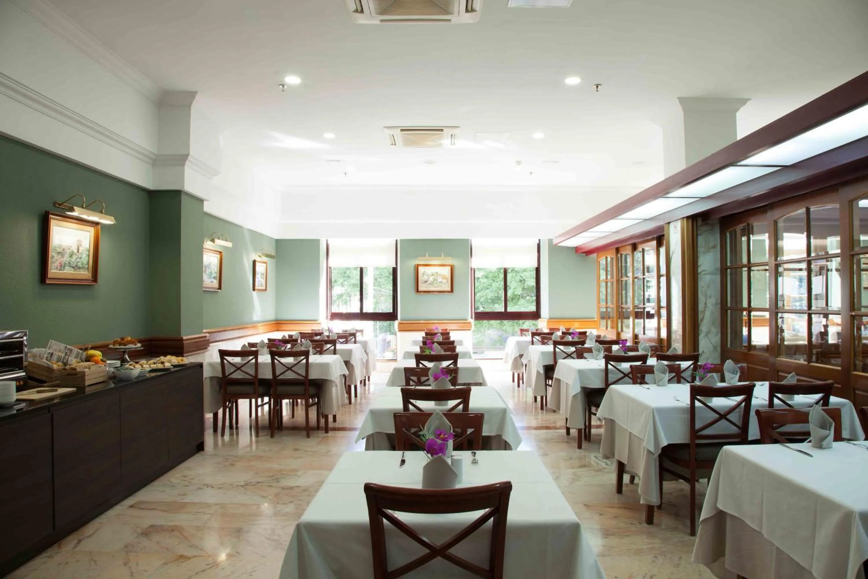 Restaurant/places to eat in Hotel Principe Paz