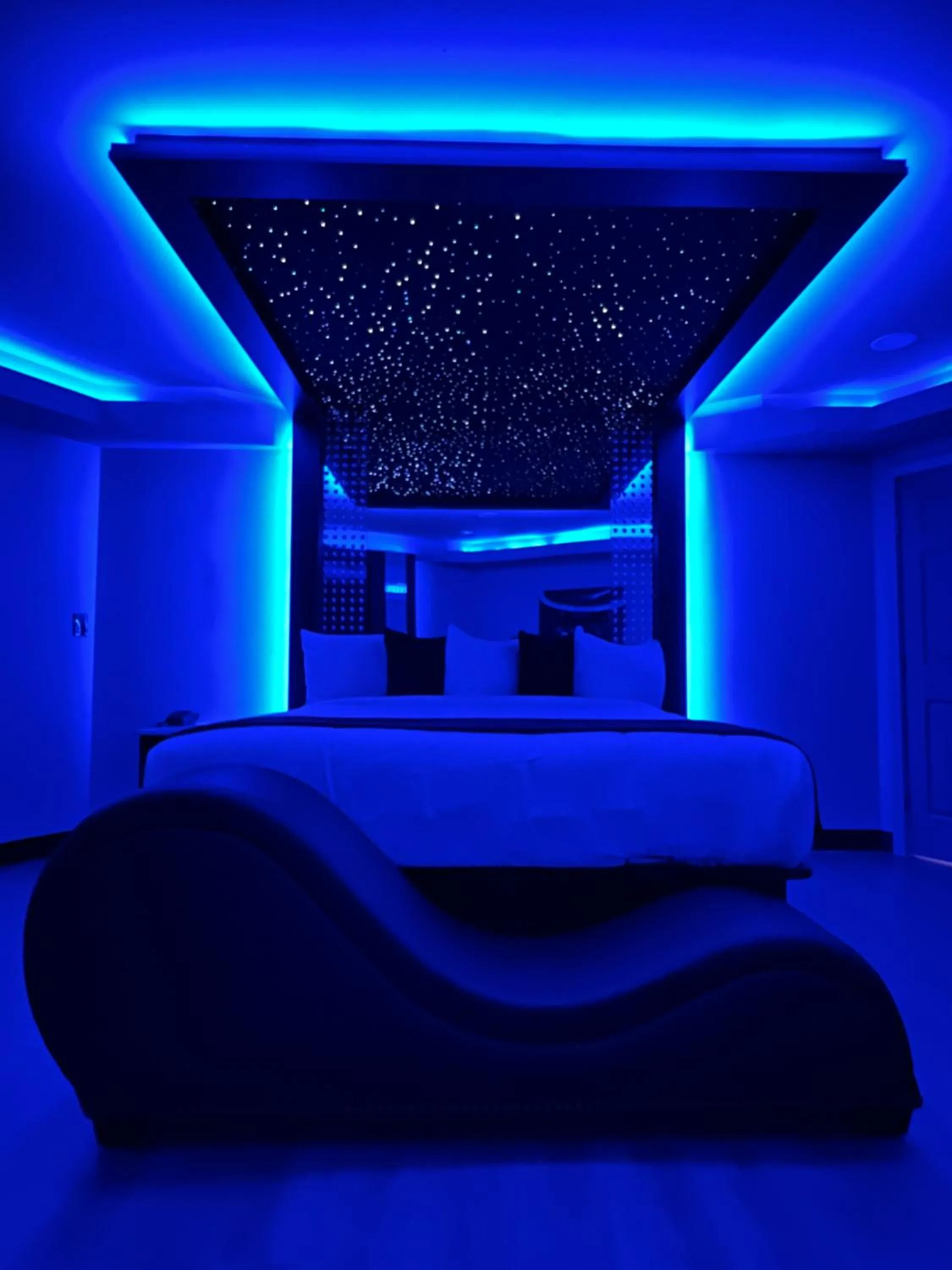 Bedroom, Bed in Imperial Suites, Adults Only