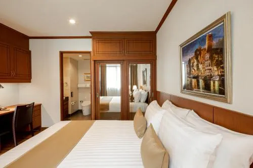 Schloss at Thonglor