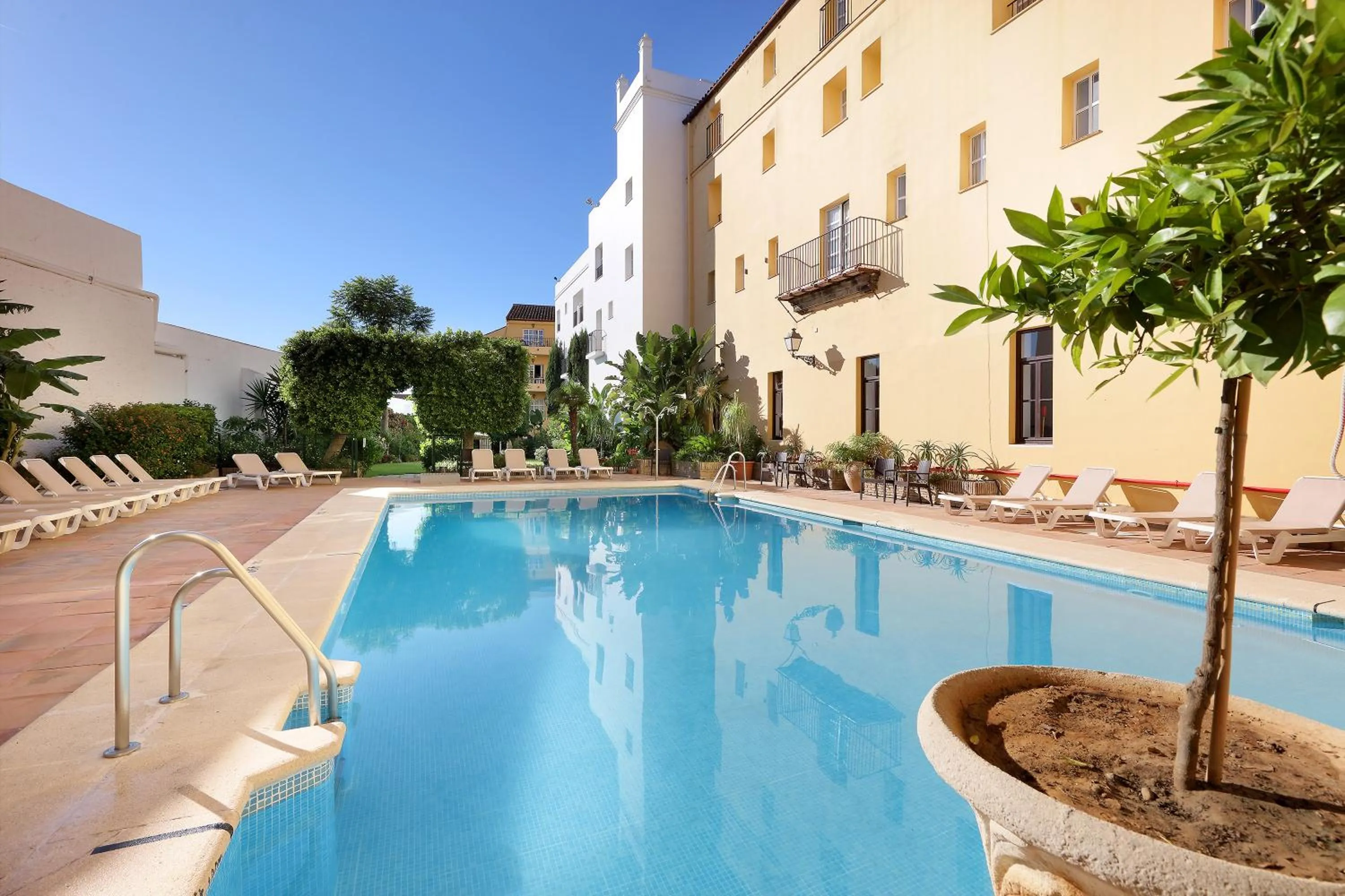 Swimming pool in Crisol Monasterio de San Miguel