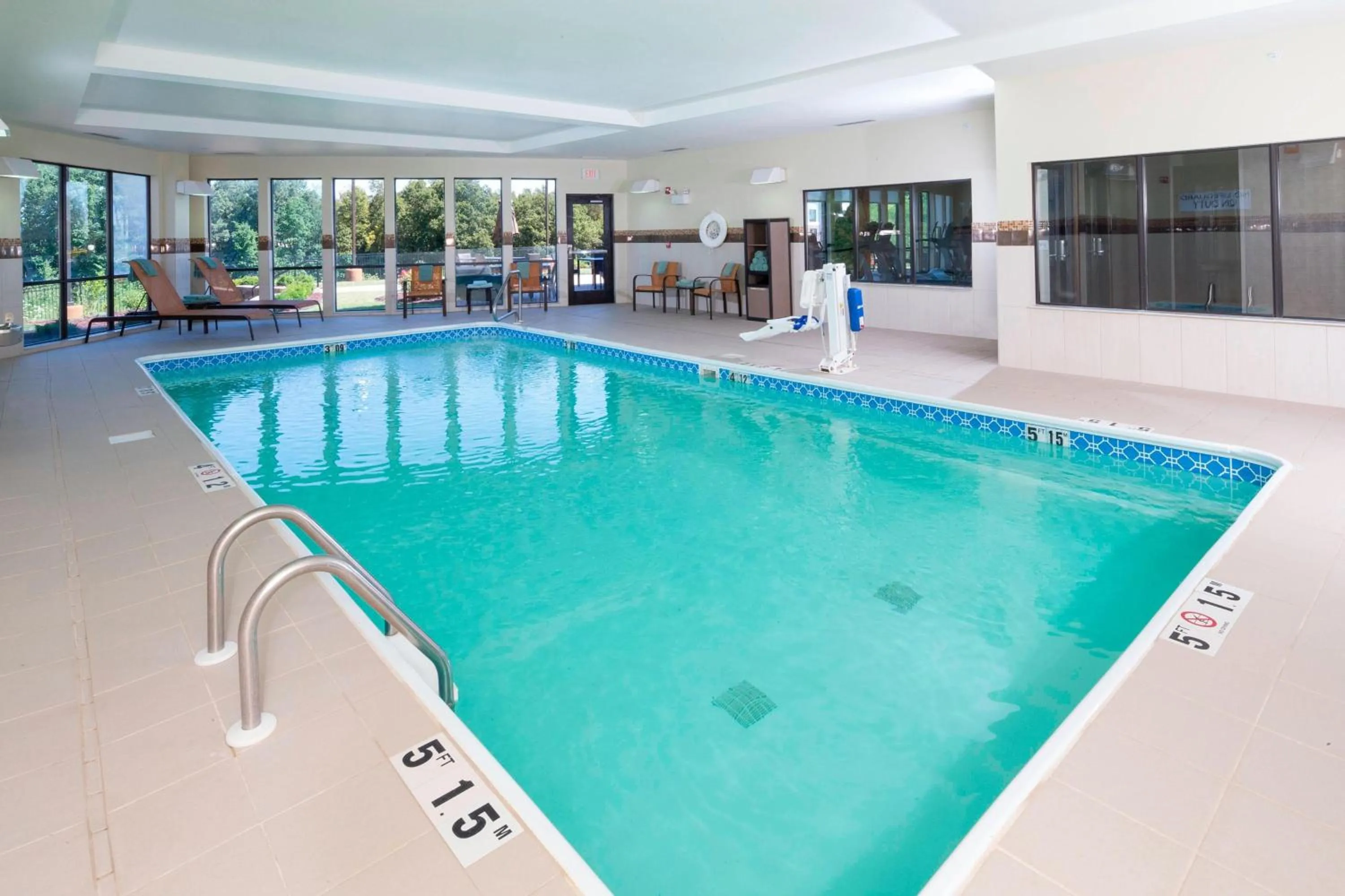 Swimming pool in Courtyard by Marriott Battle Creek