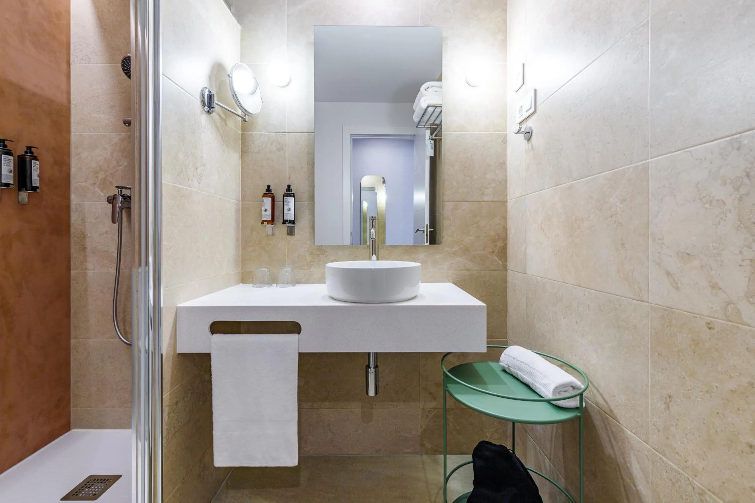 Shower in Petit Palace Puerta del Sol