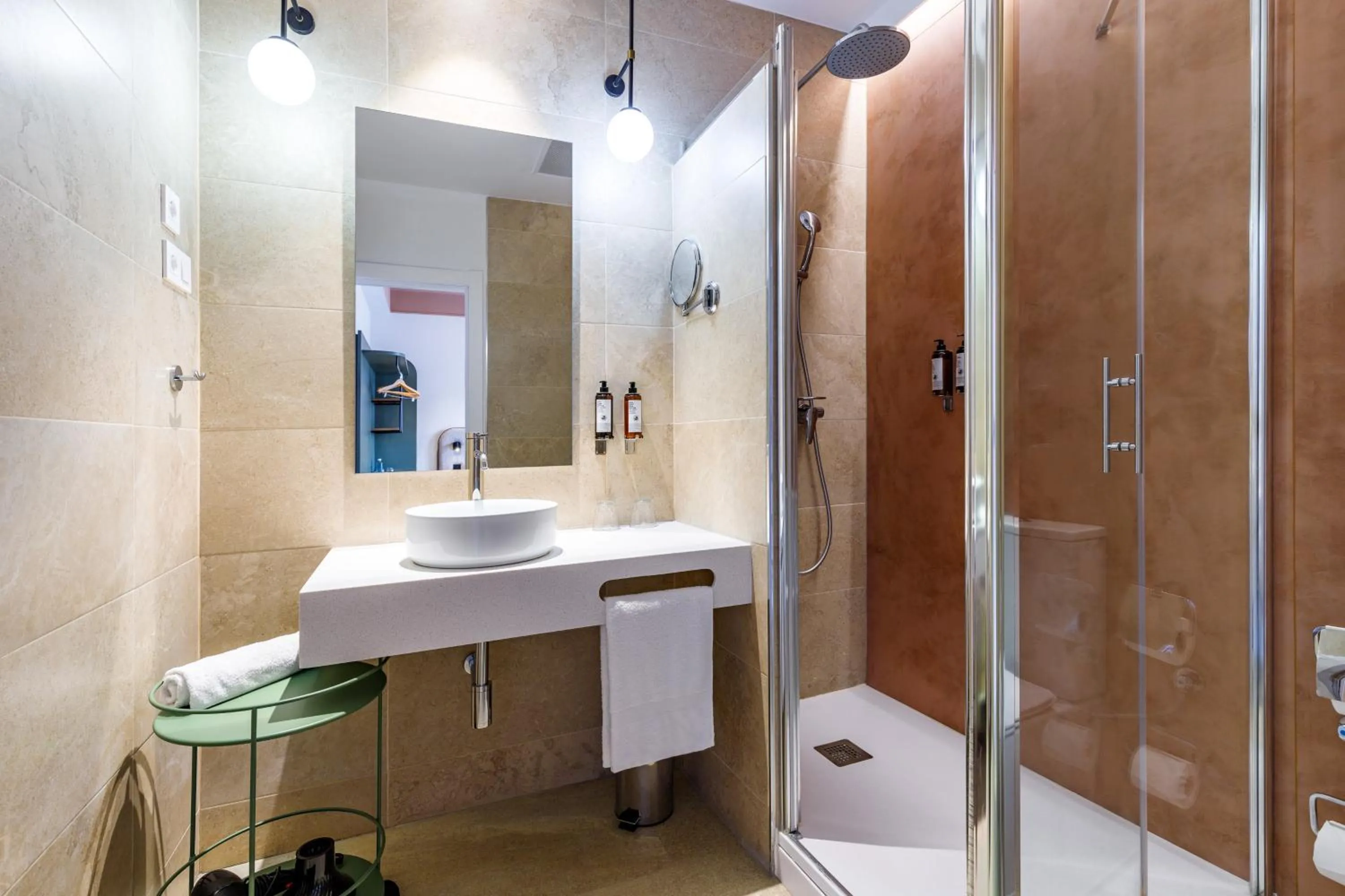 Shower in Petit Palace Puerta del Sol