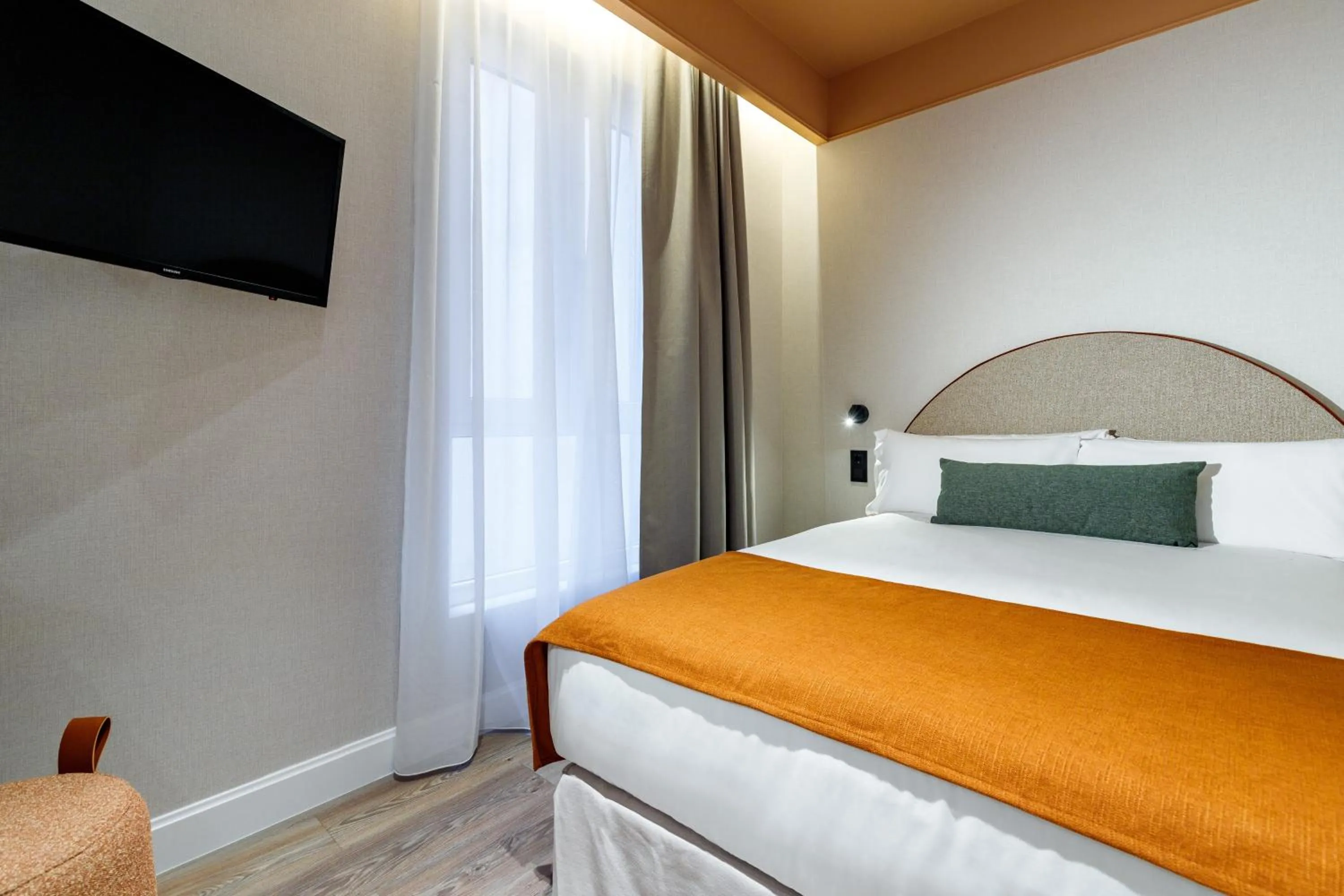 TV and multimedia, Bed in Petit Palace Puerta del Sol