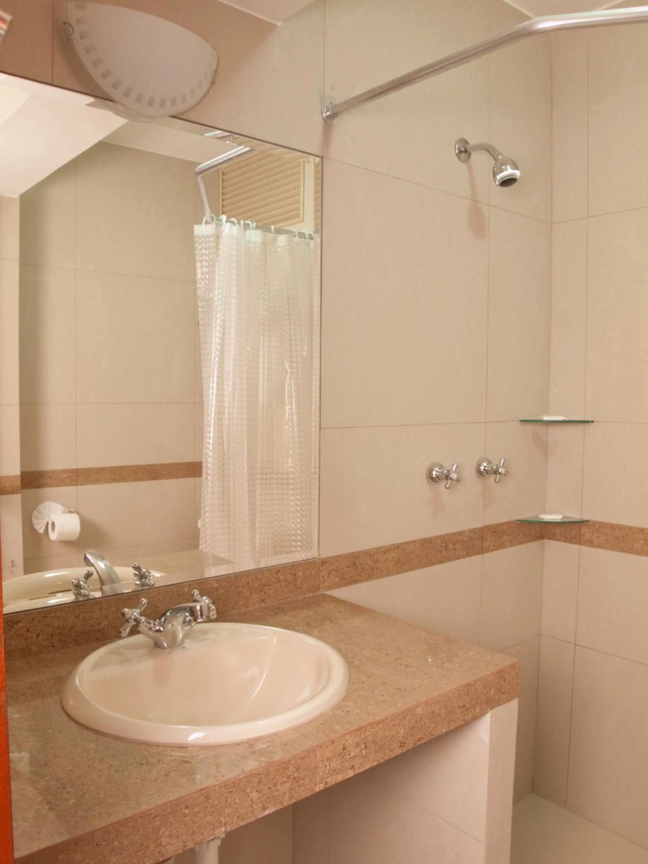 Shower in El Tambo 1