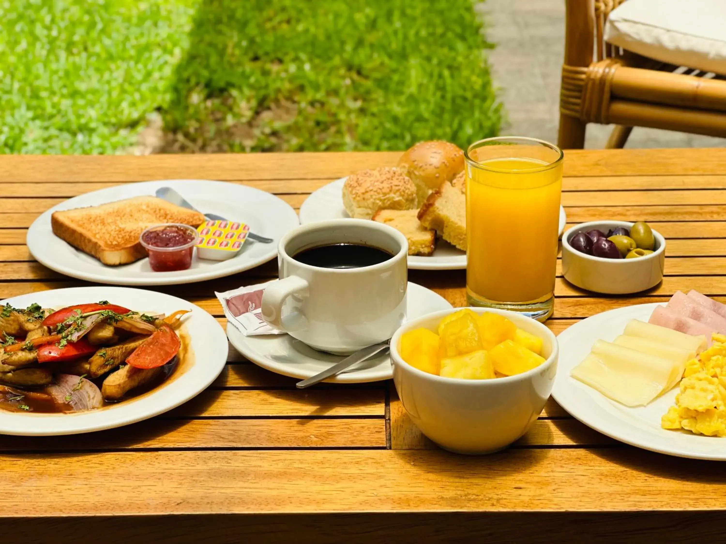 Buffet breakfast in El Tambo 1 Buffet breakfast in El Tambo 1