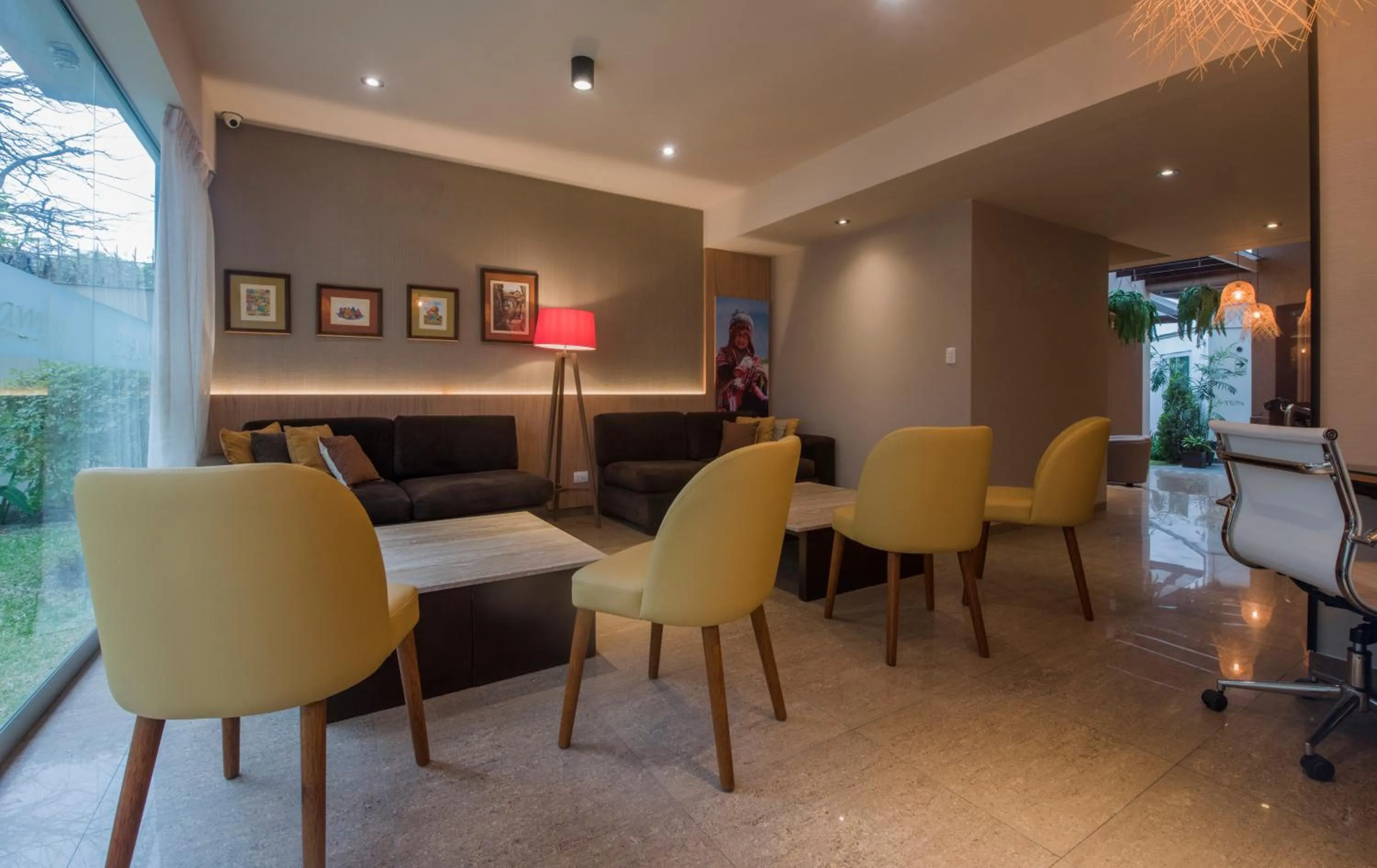 Business facilities in El Tambo 1