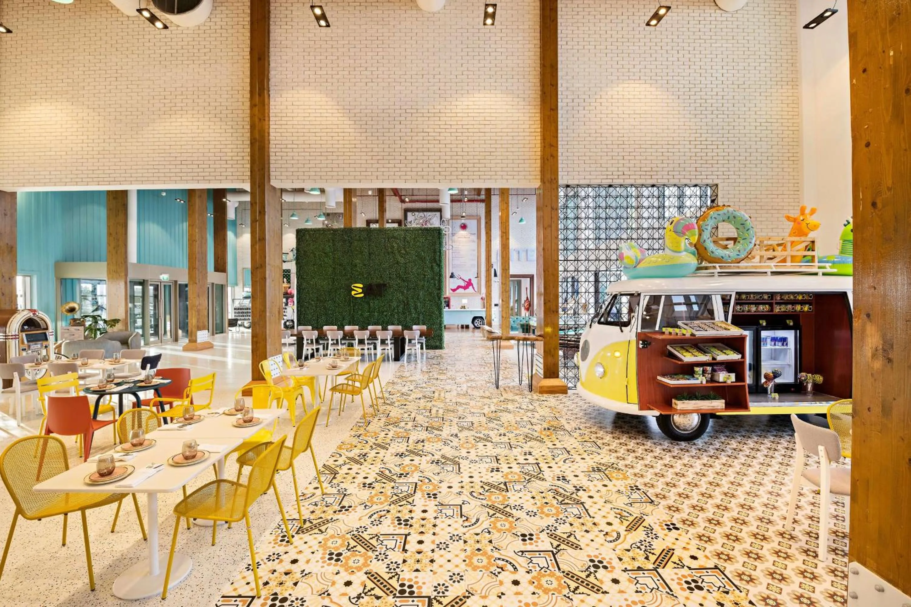 Restaurant/places to eat in Fuwairit Kite Beach, Tapestry Collection By Hilton