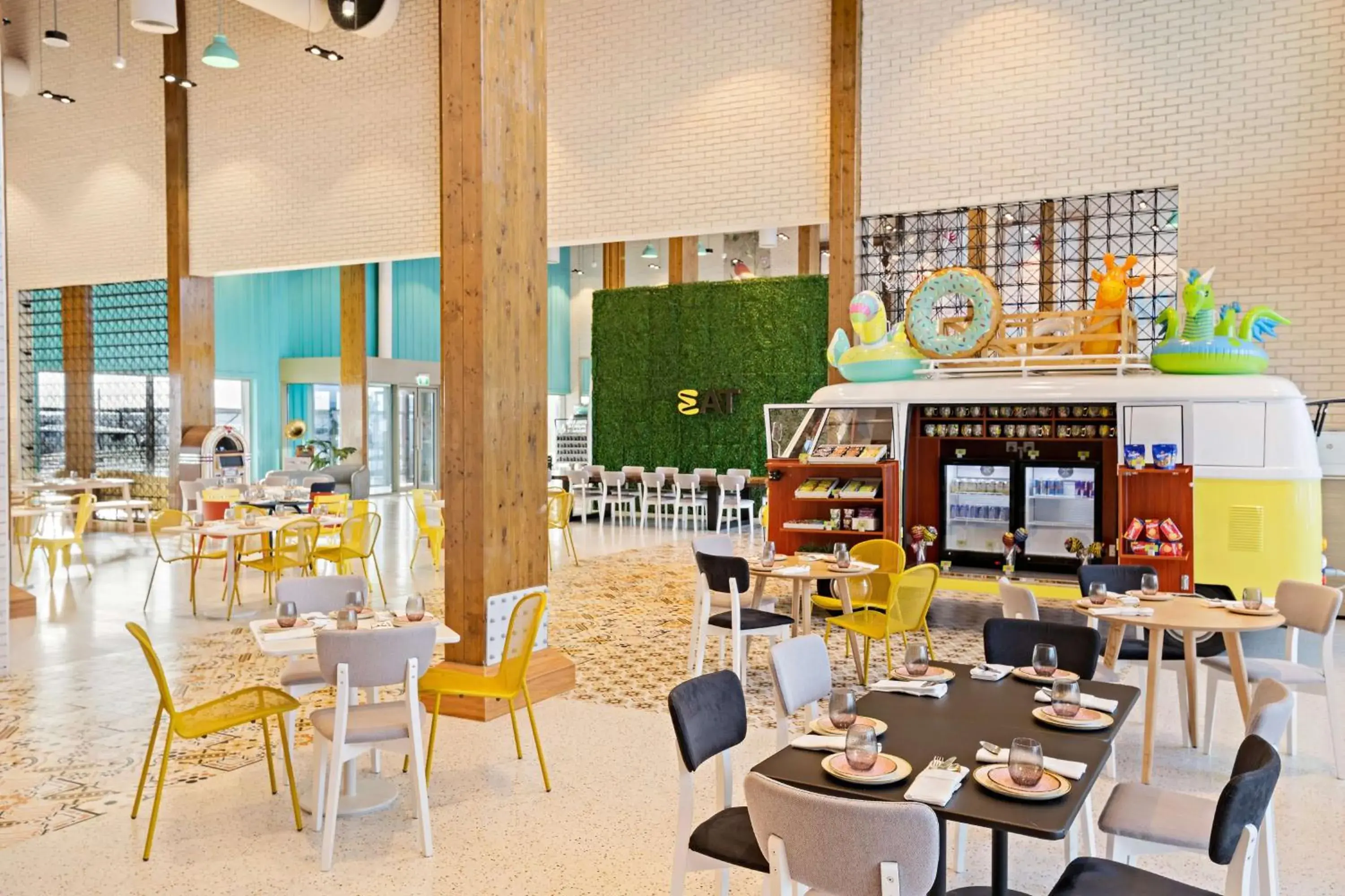 Restaurant/places to eat in Fuwairit Kite Beach, Tapestry Collection By Hilton Restaurant/places to eat in Fuwairit Kite Beach, Tapestry Collection By Hilton