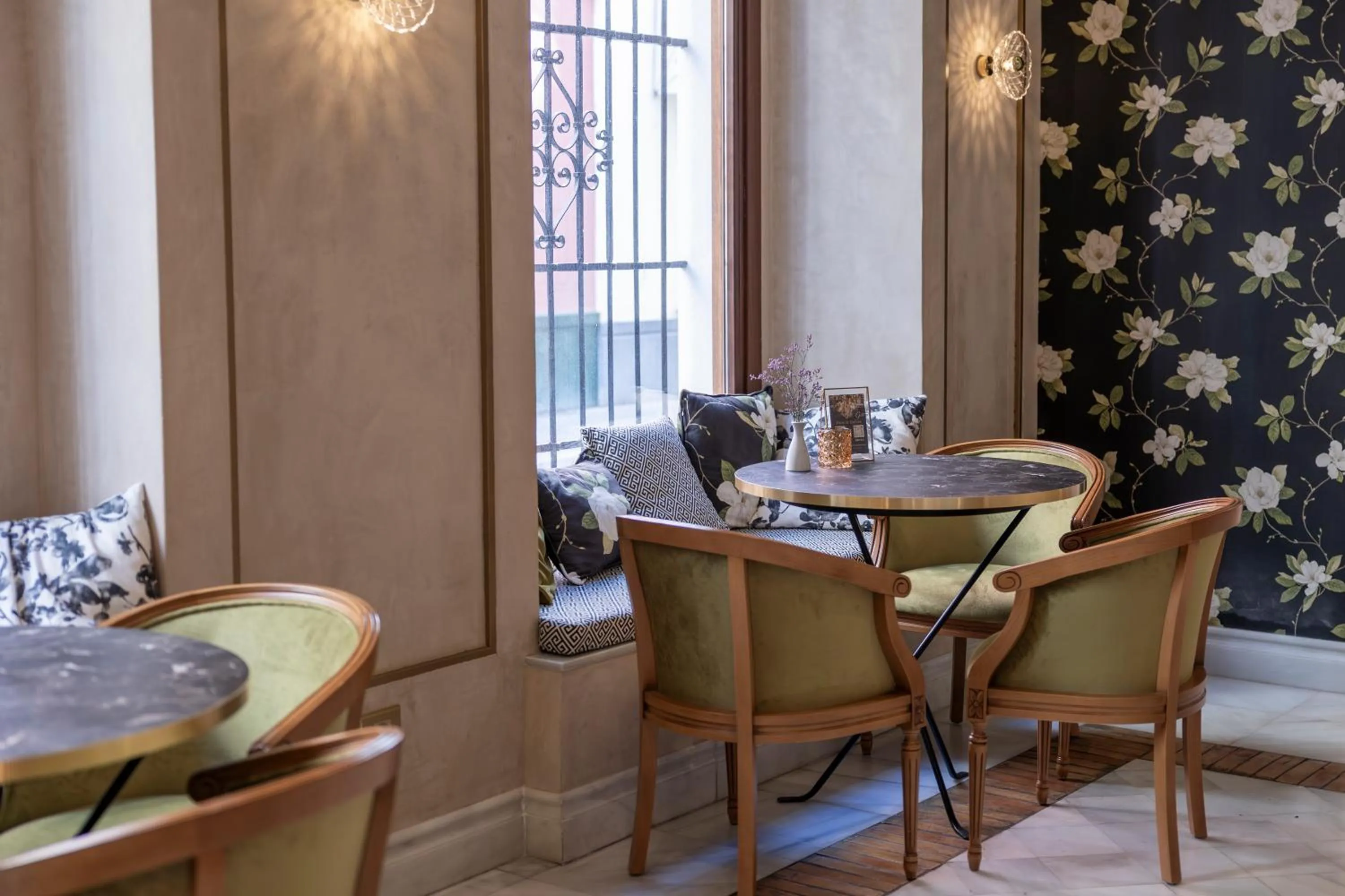 Restaurant/places to eat in Hotel Gravina 51