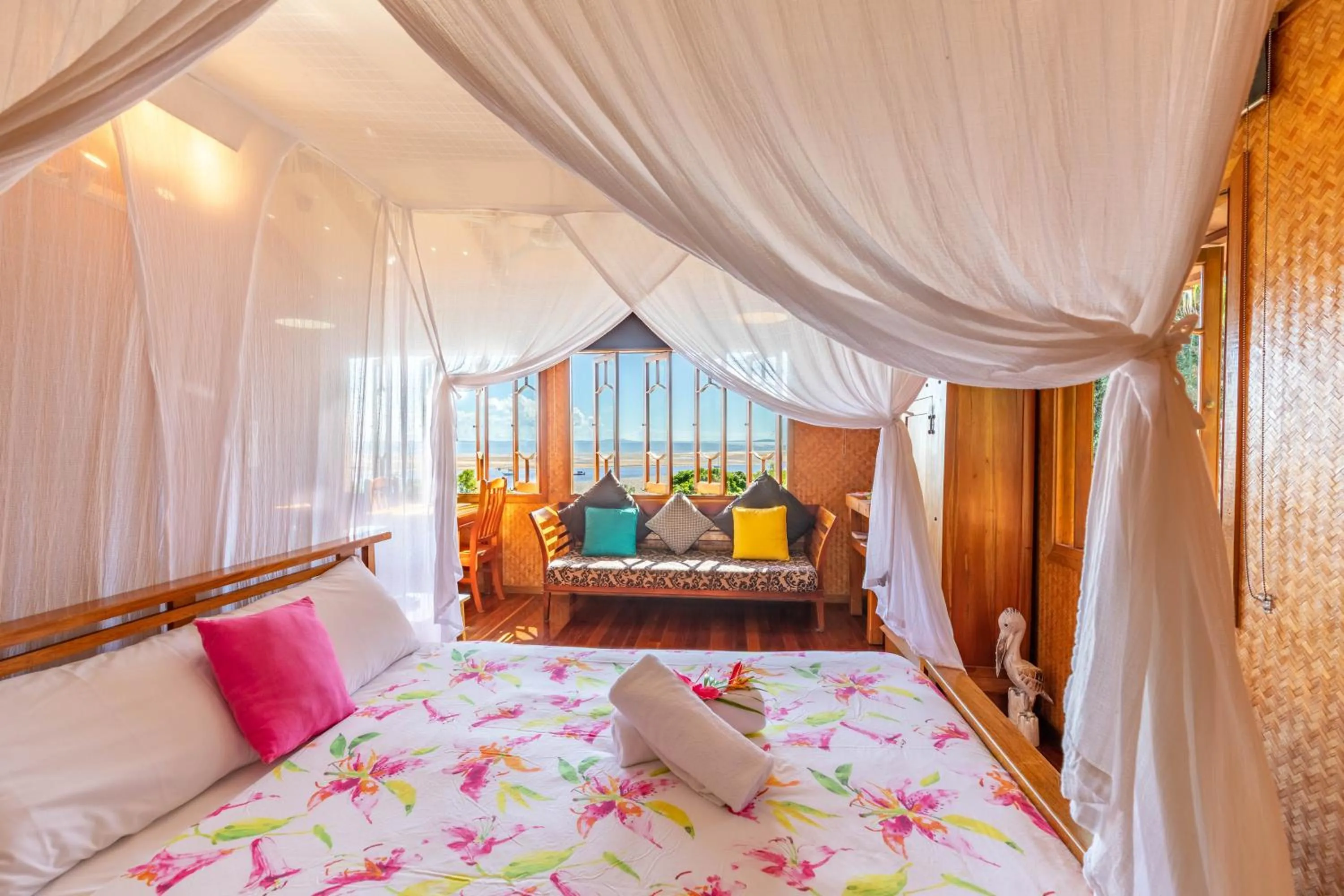 Bungalow with Ocean View - Tree House in 1770 Beach Shacks
