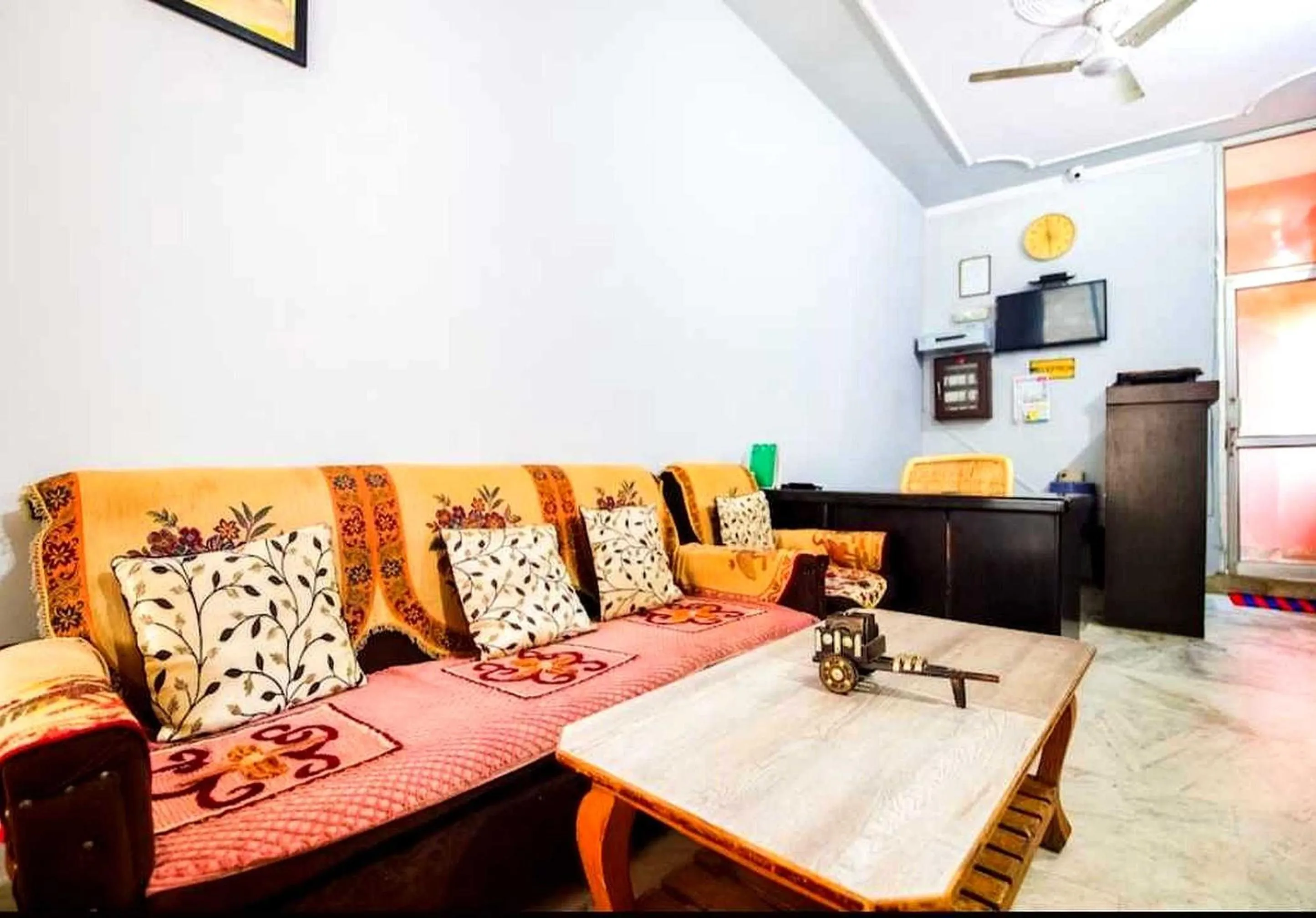 Lobby or reception in Hotel O by OYO CASTLE HOME STAY