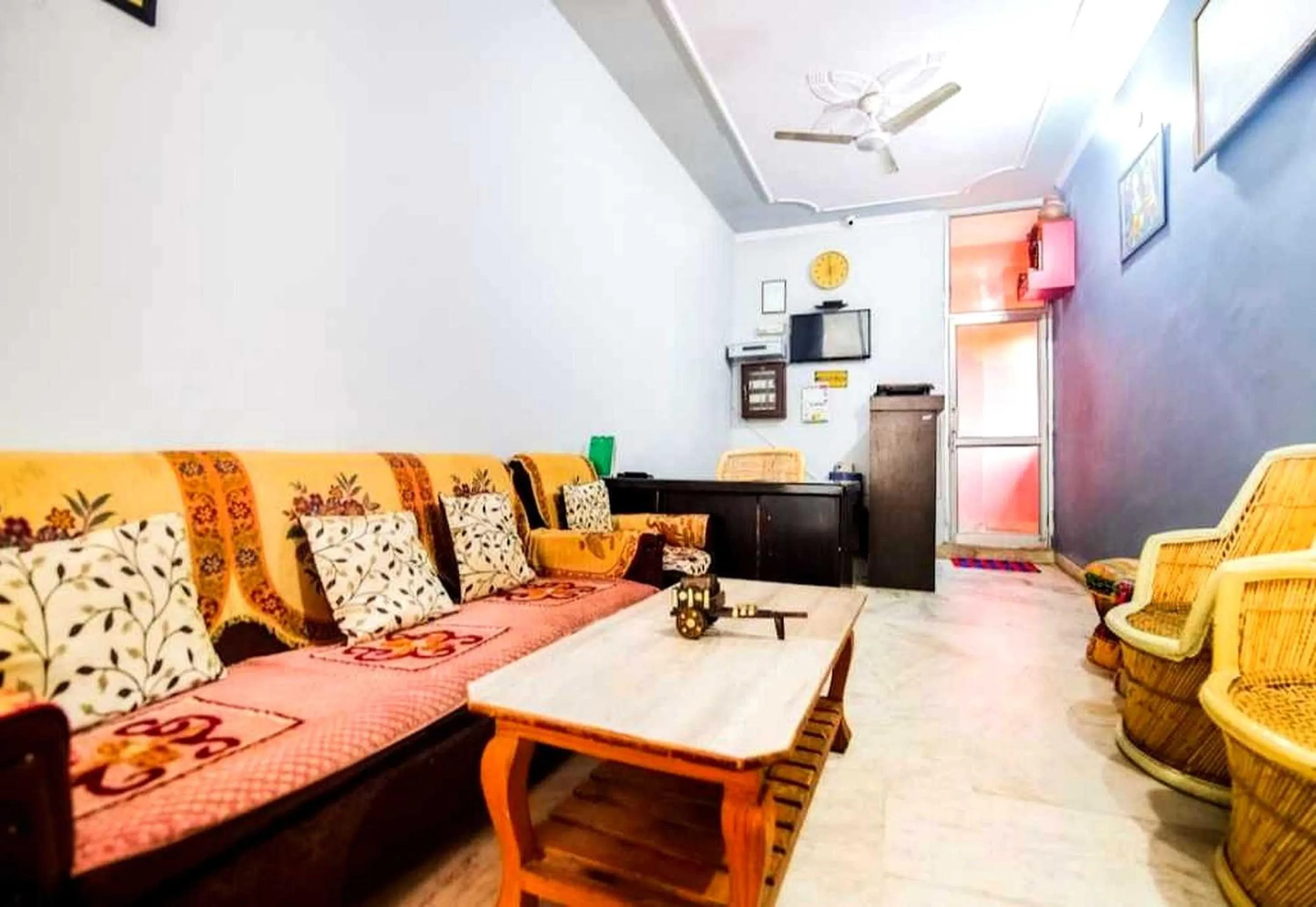 Lobby or reception in Hotel O by OYO CASTLE HOME STAY