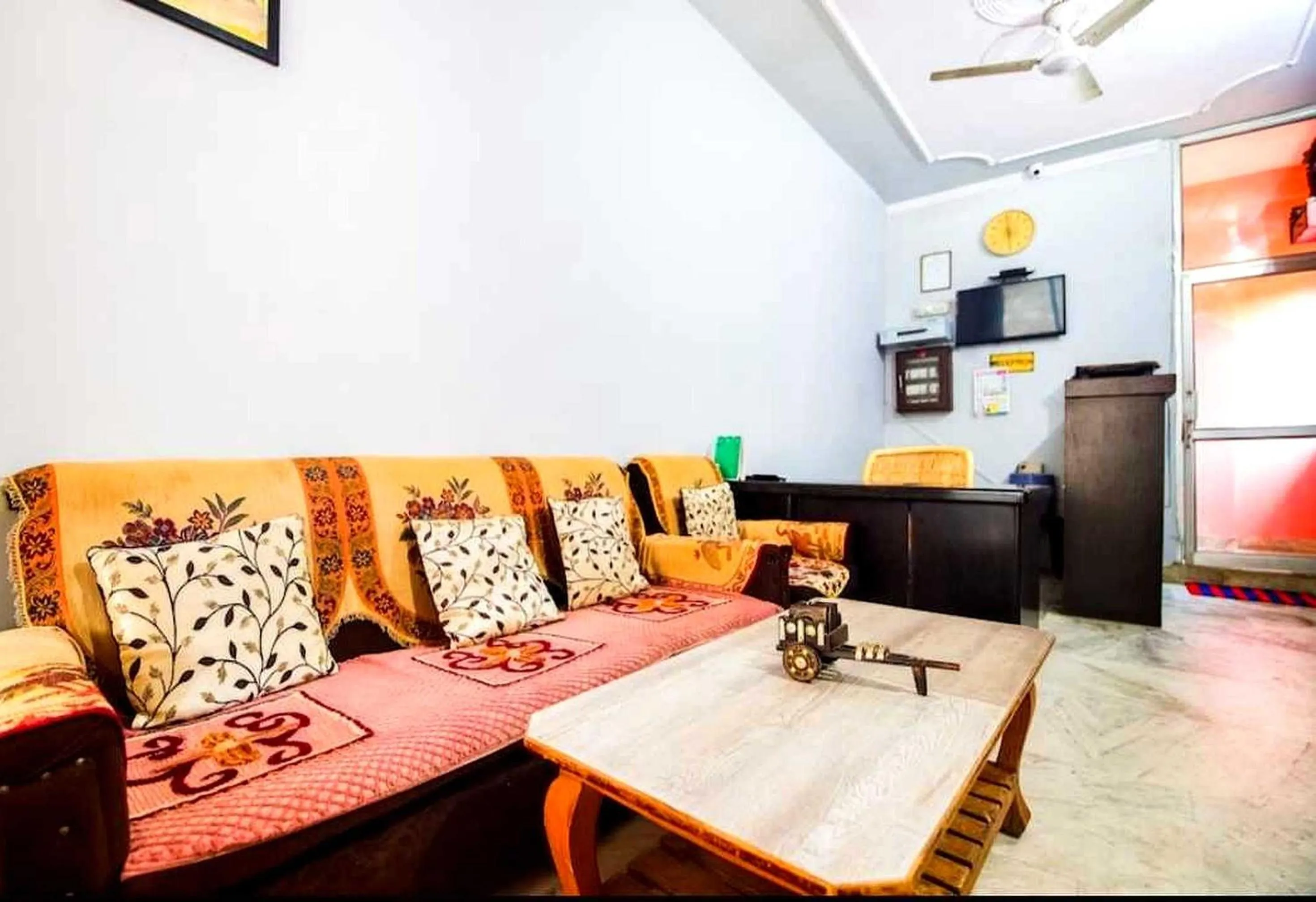 Lobby or reception in Hotel O by OYO CASTLE HOME STAY