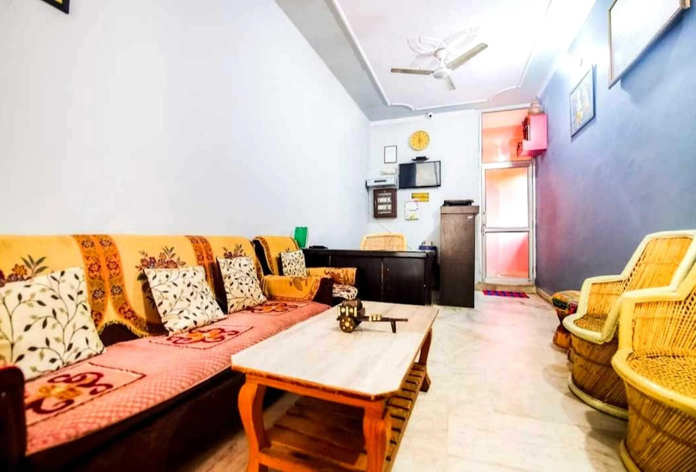 Lobby or reception in Hotel O by OYO CASTLE HOME STAY