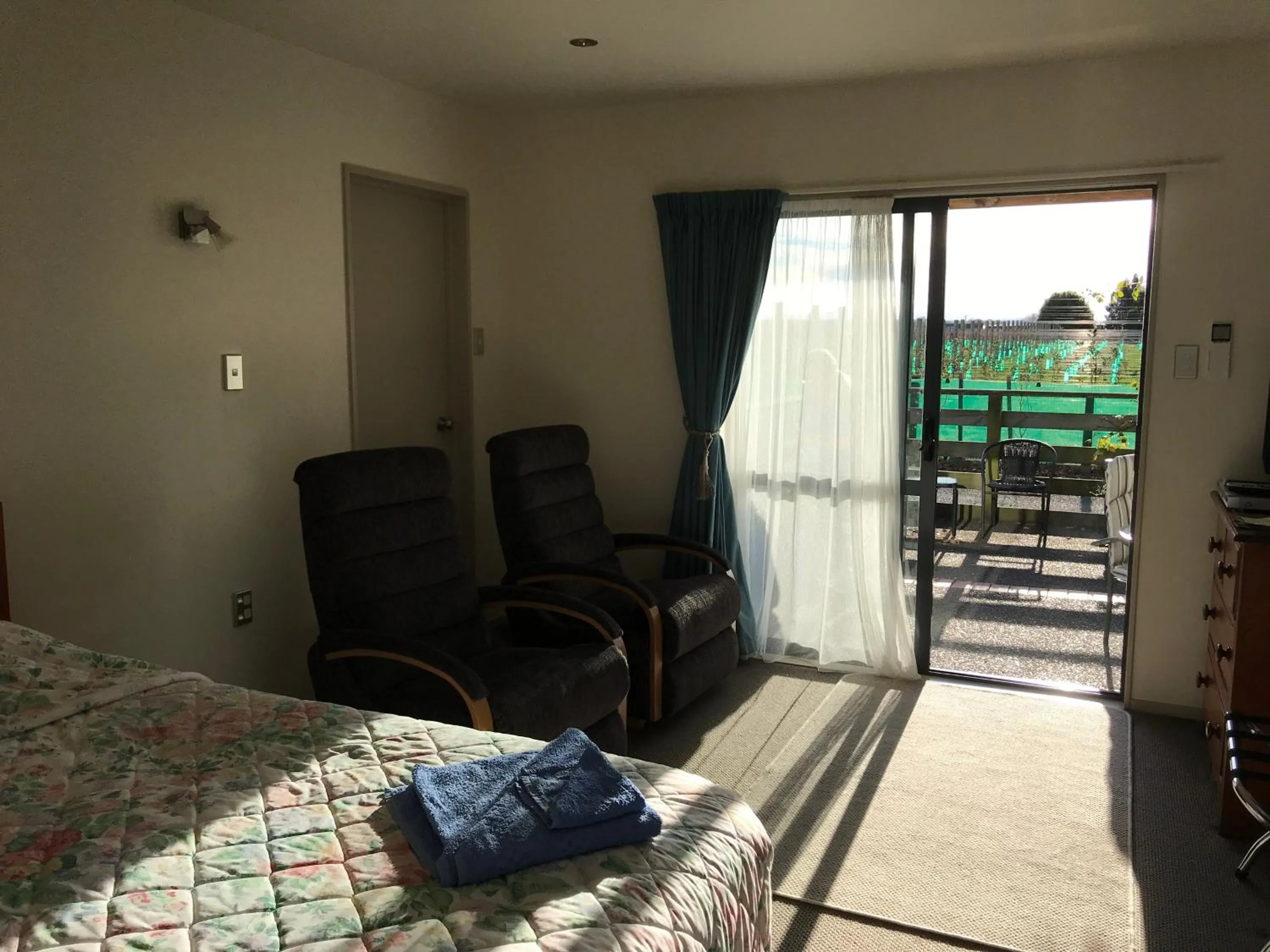 Seating area, Bed in Bluebell Lodge and Cottage