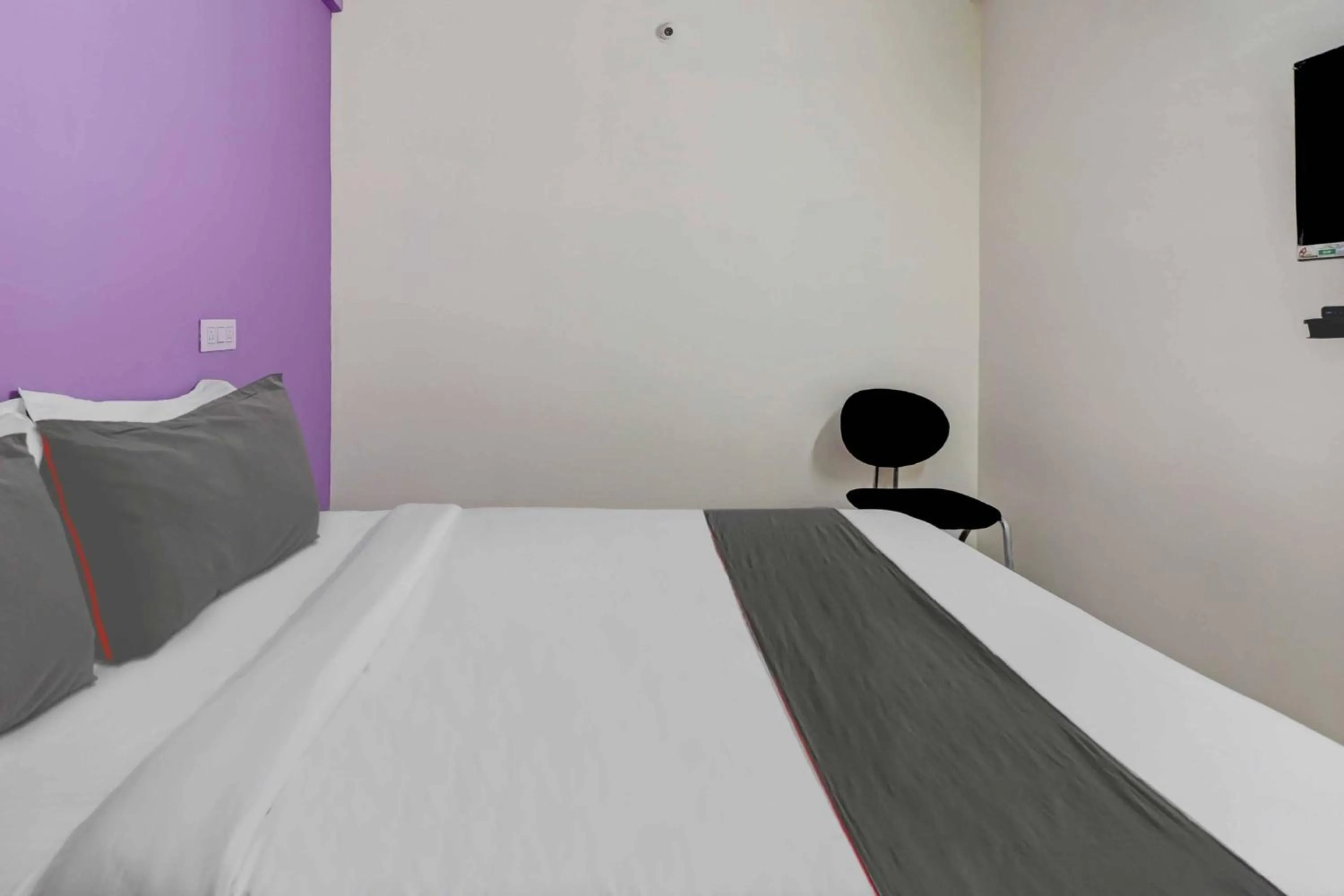 Bedroom, Bed in Super Collection O Olive