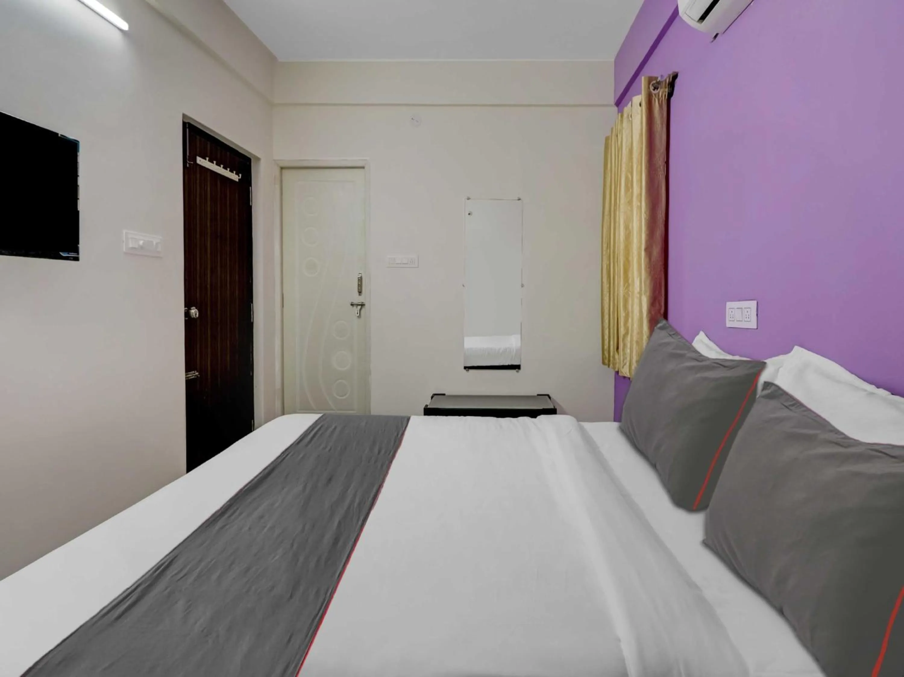 Bedroom, Bed in Super Collection O Olive