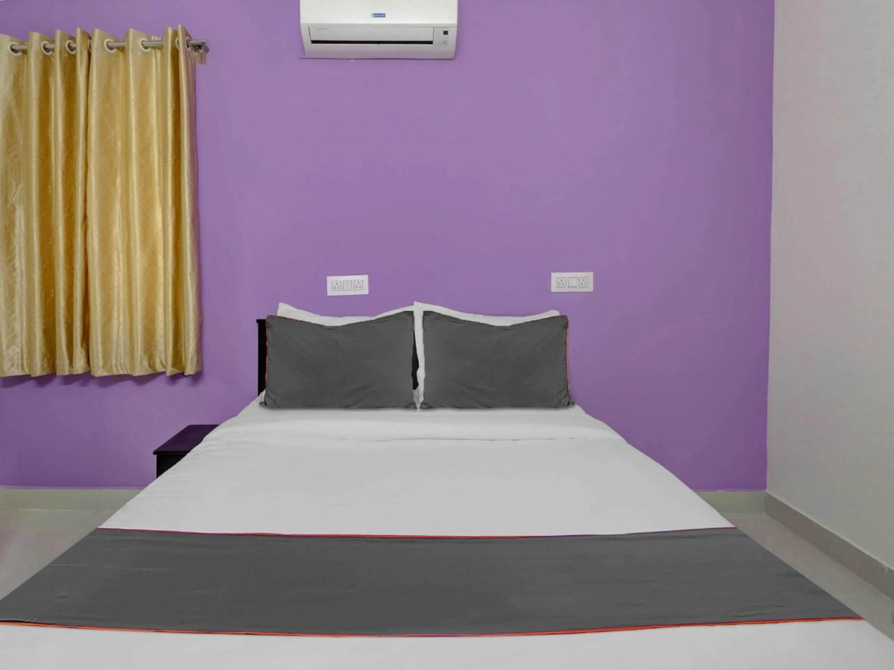 Bedroom, Bed in Super Collection O Olive