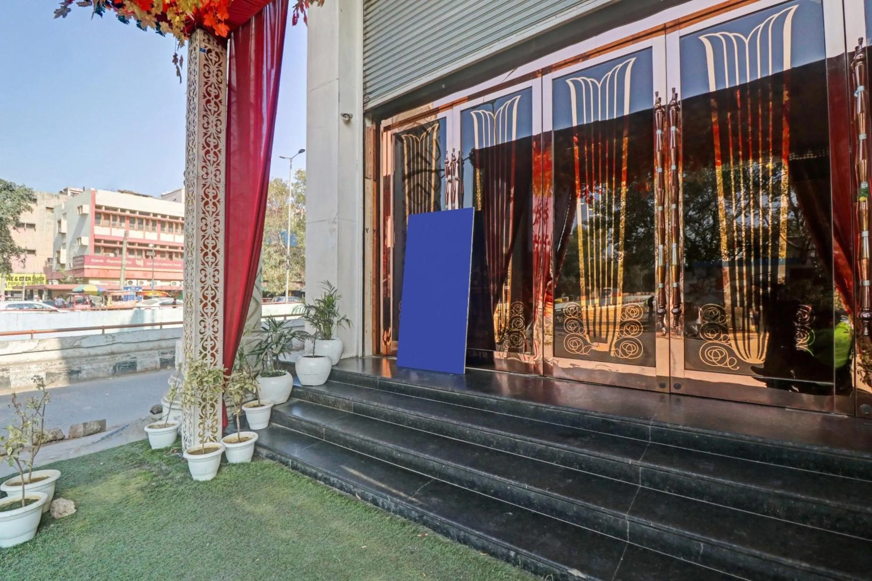 Facade/entrance in SEVEN HEAVEN