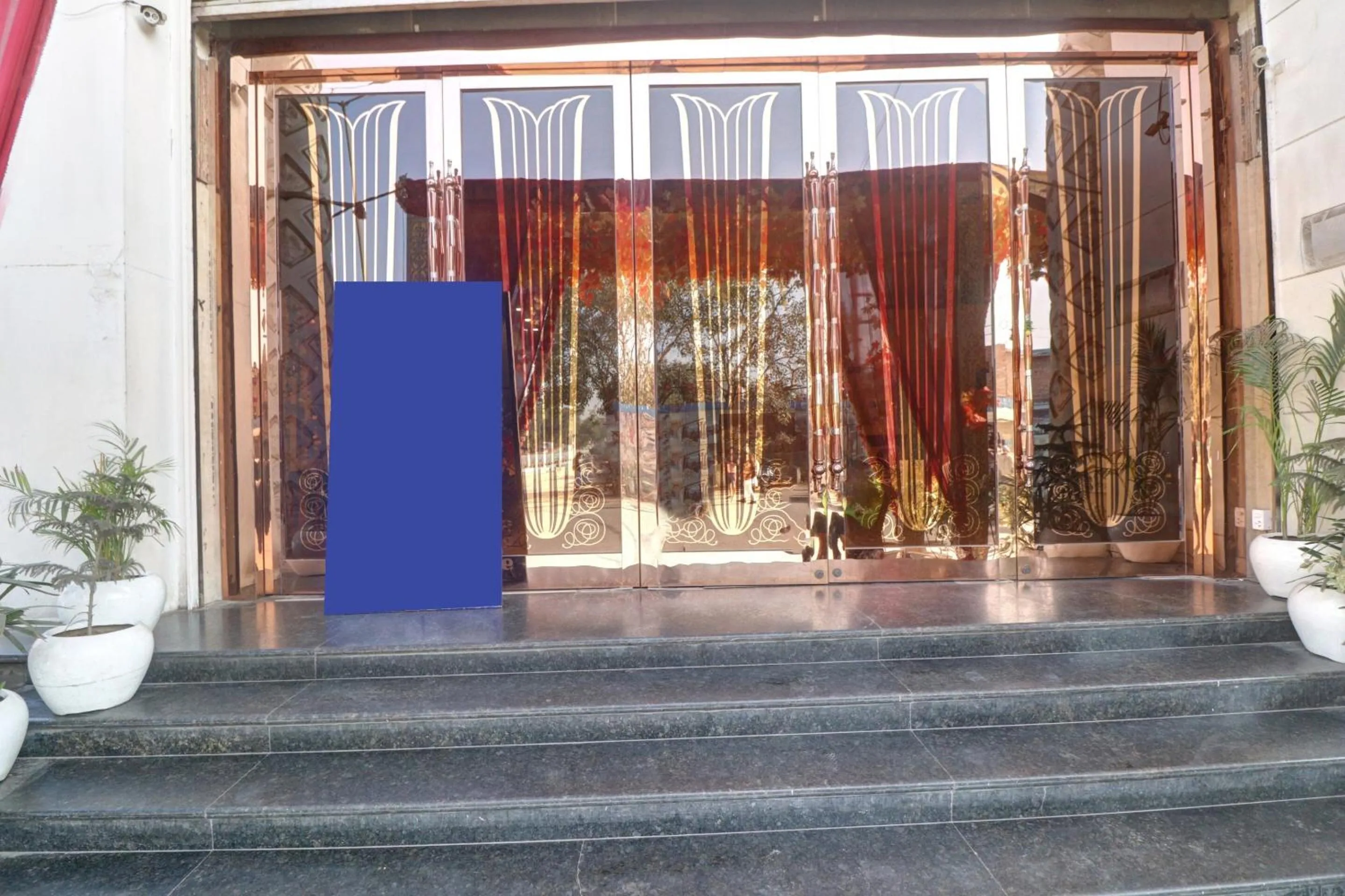 Facade/entrance in SEVEN HEAVEN