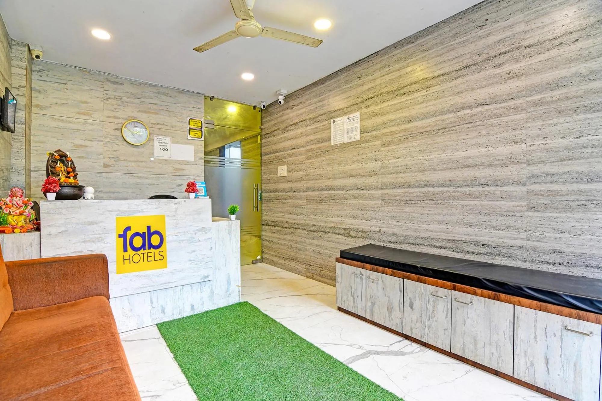 Lobby or reception in FabHotel Dak Plaza - Nr Axis Mall