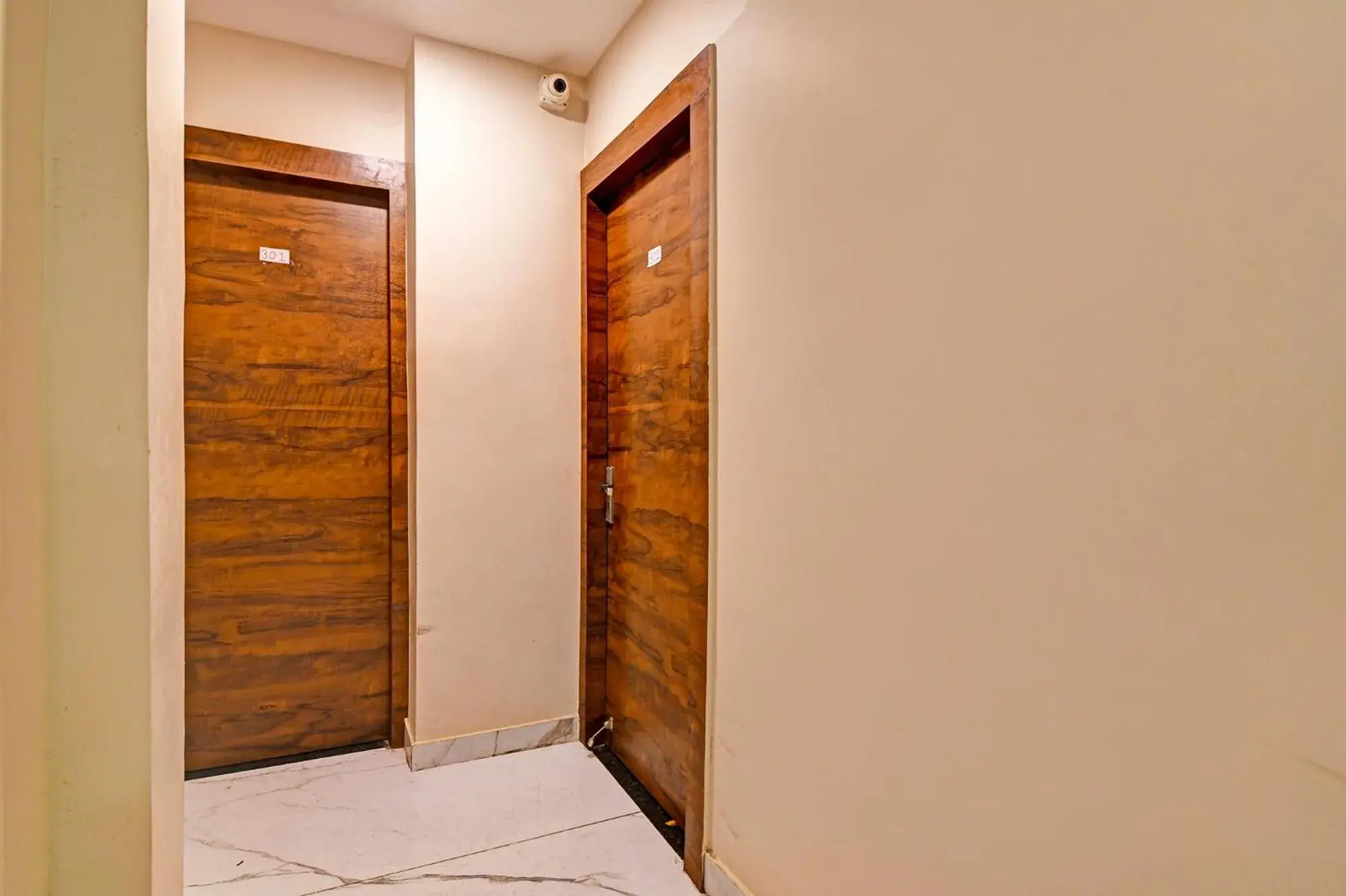 Lobby or reception in FabHotel Dak Plaza - Nr Axis Mall Lobby or reception in FabHotel Dak Plaza - Nr Axis Mall