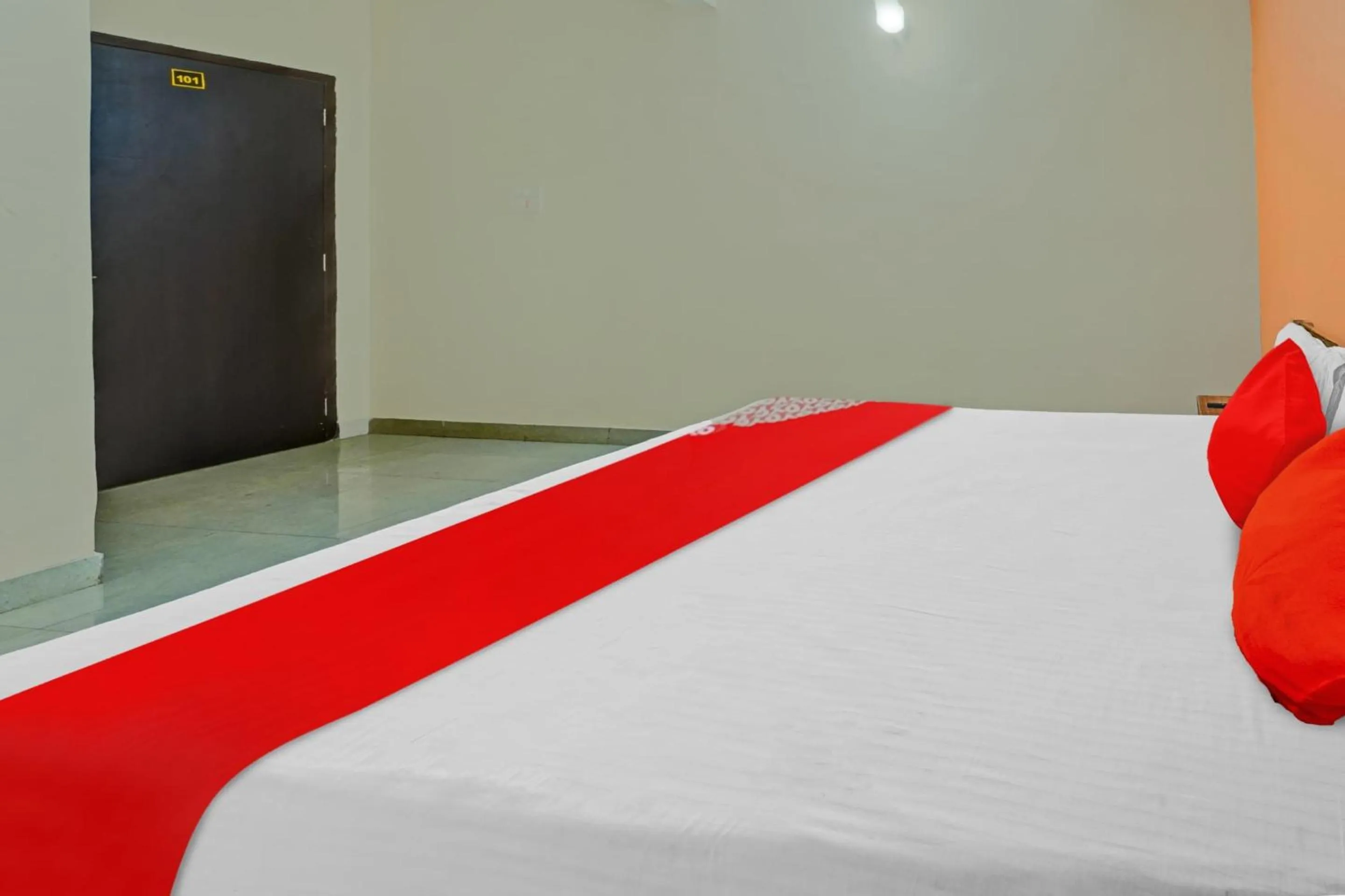 Bedroom in Hotel O Grand Paradise Inn & Banquet Hall