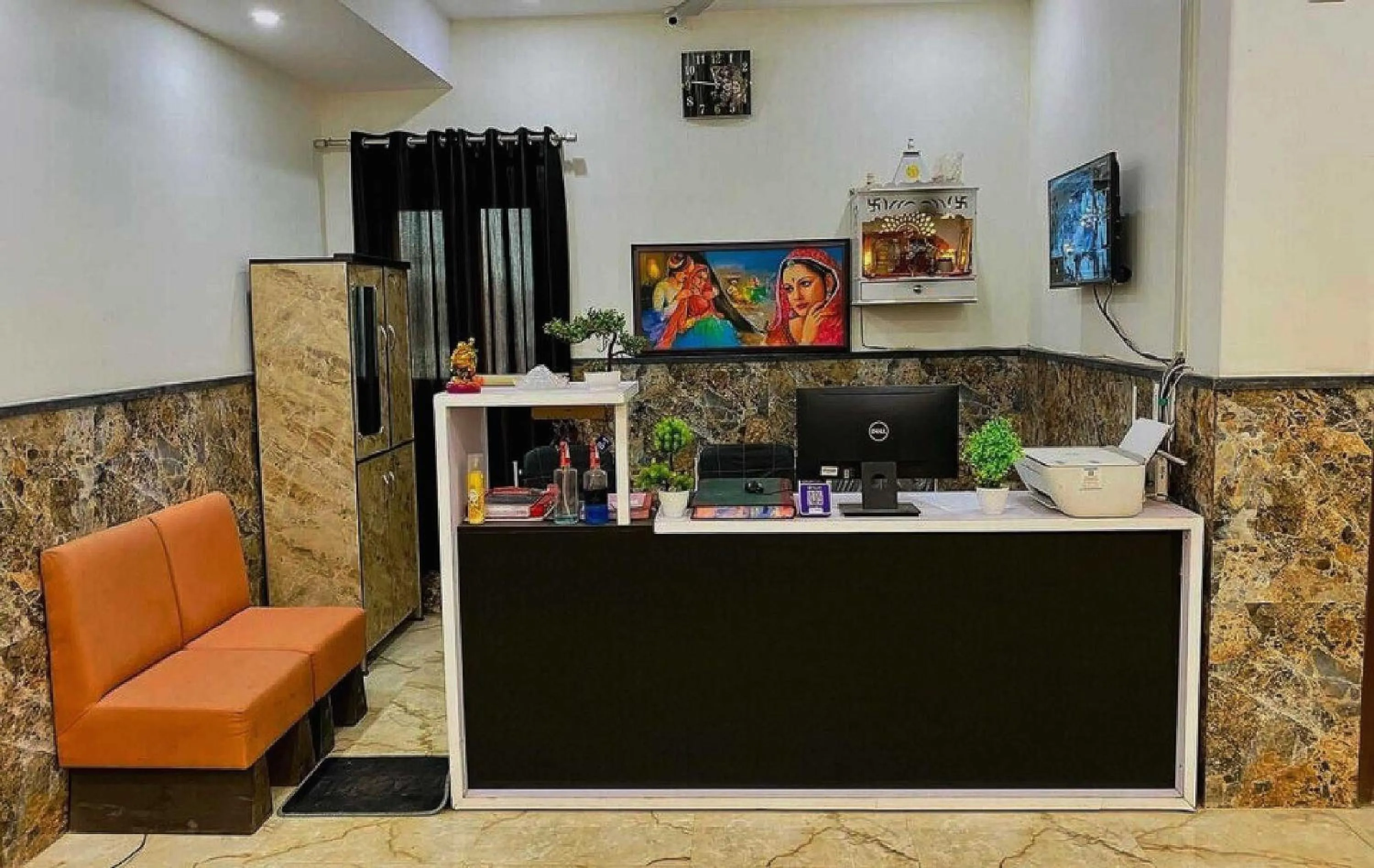 Lobby or reception in Hotel O K R Resdiancy Near Botanic Garden Of Indian Republic