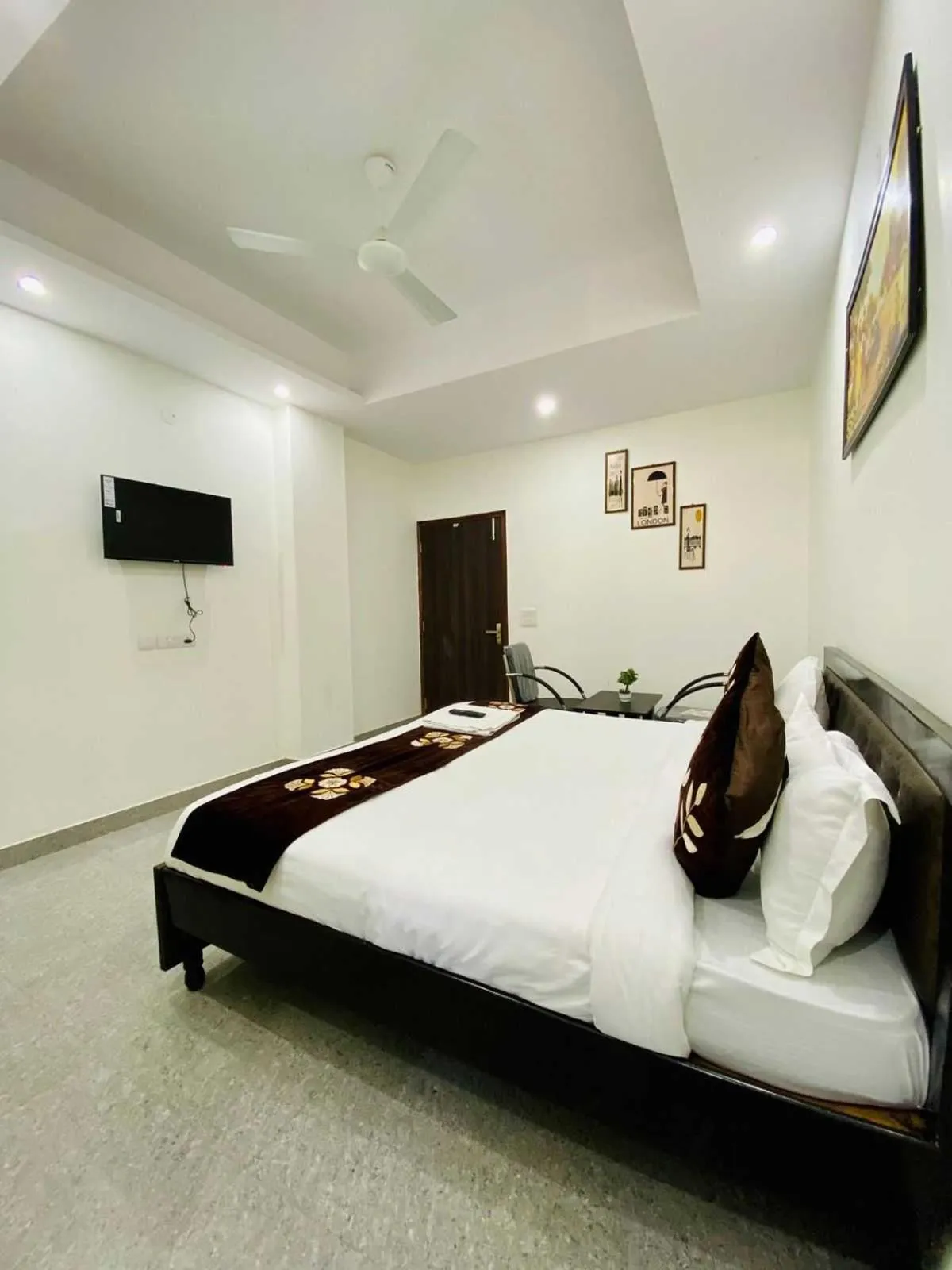 Bedroom in Hotel O K R Resdiancy Near Botanic Garden Of Indian Republic