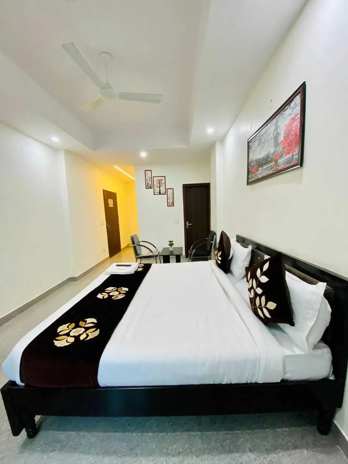 Bedroom in Hotel O K R Resdiancy Near Botanic Garden Of Indian Republic