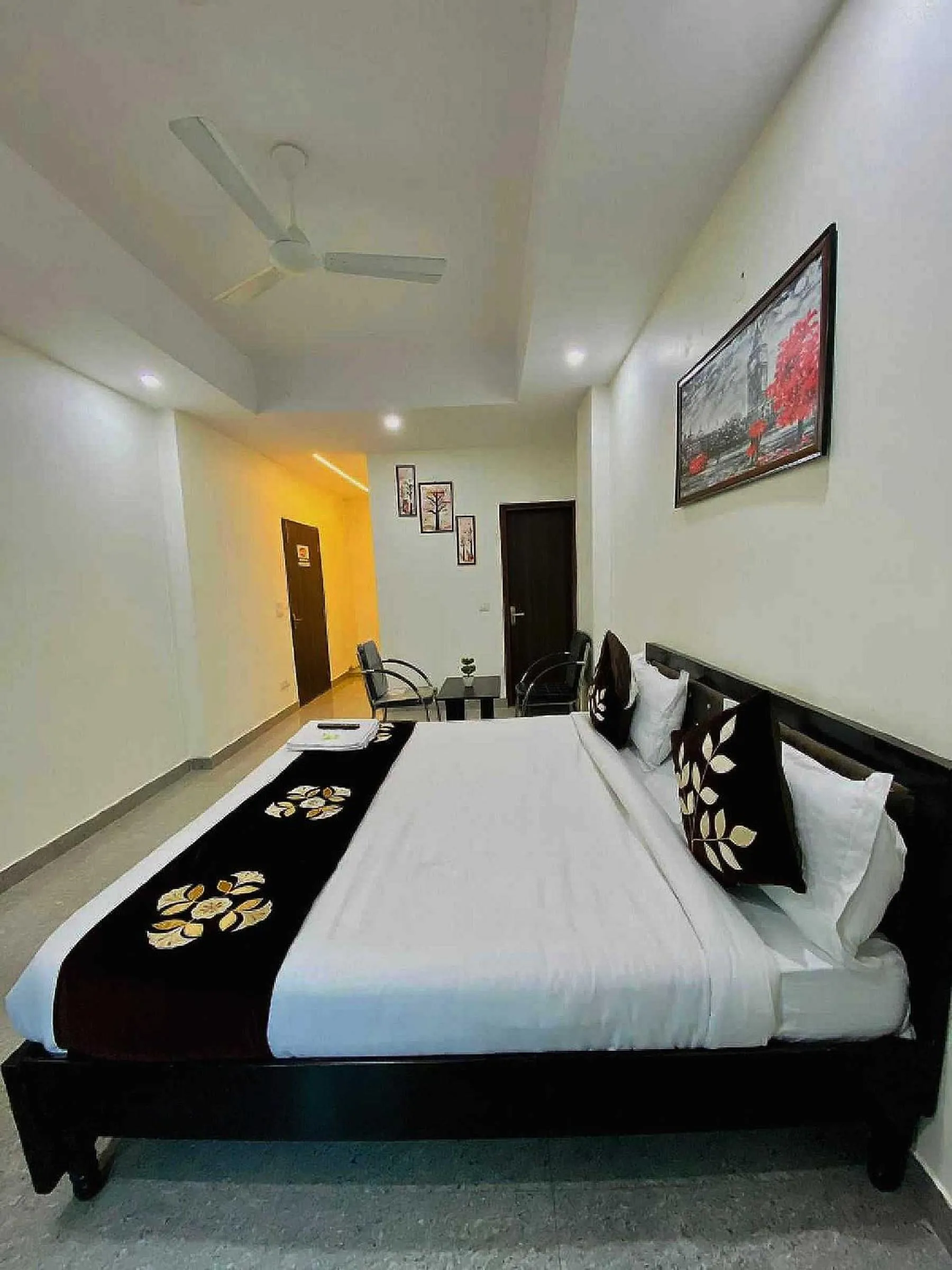 Bedroom in Hotel O K R Resdiancy Near Botanic Garden Of Indian Republic
