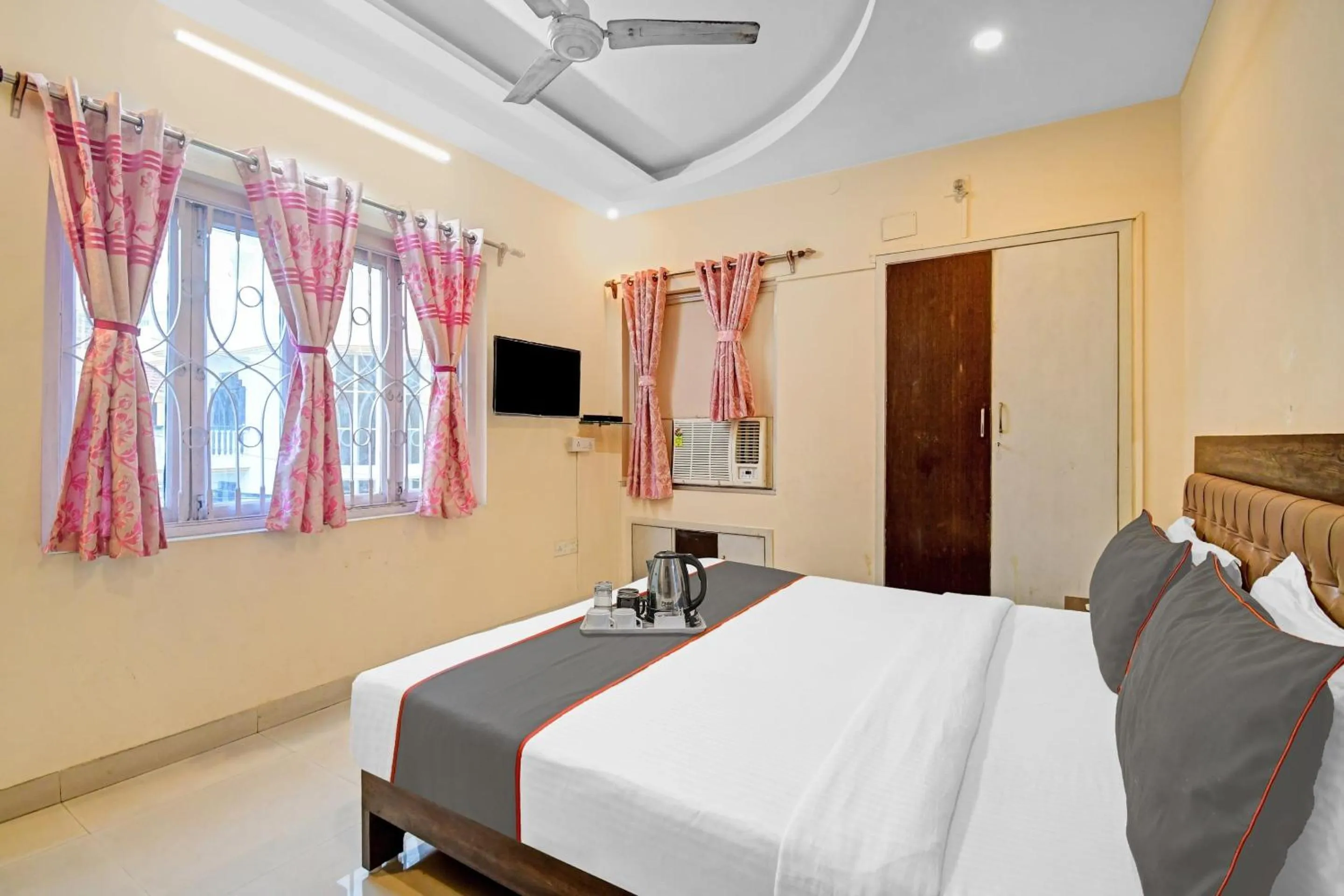 Bedroom, Bed in Super Capital O New All In One Near City Centre Salt Lake