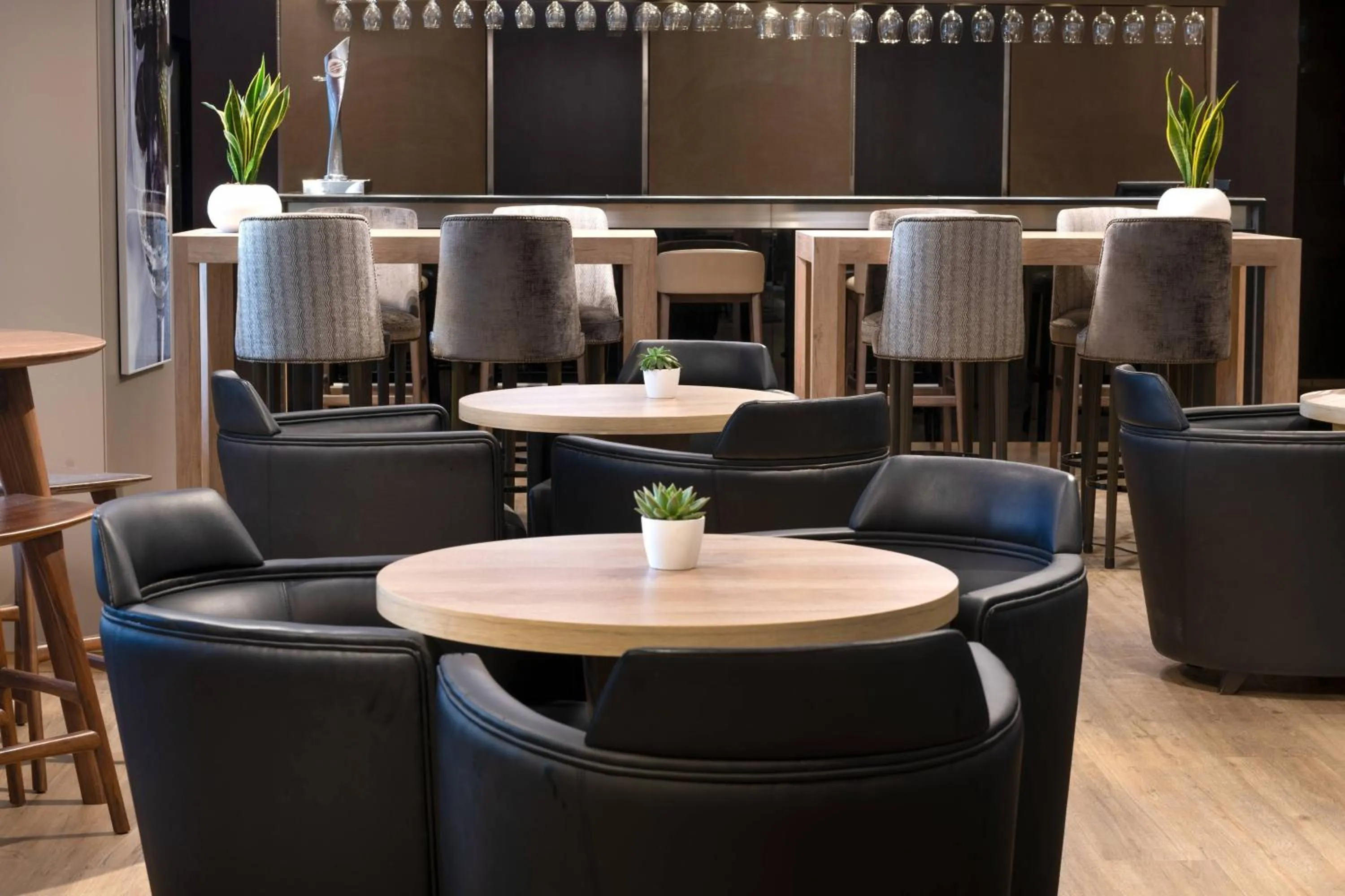 Lounge or bar in AC Hotel La Rioja by Marriott