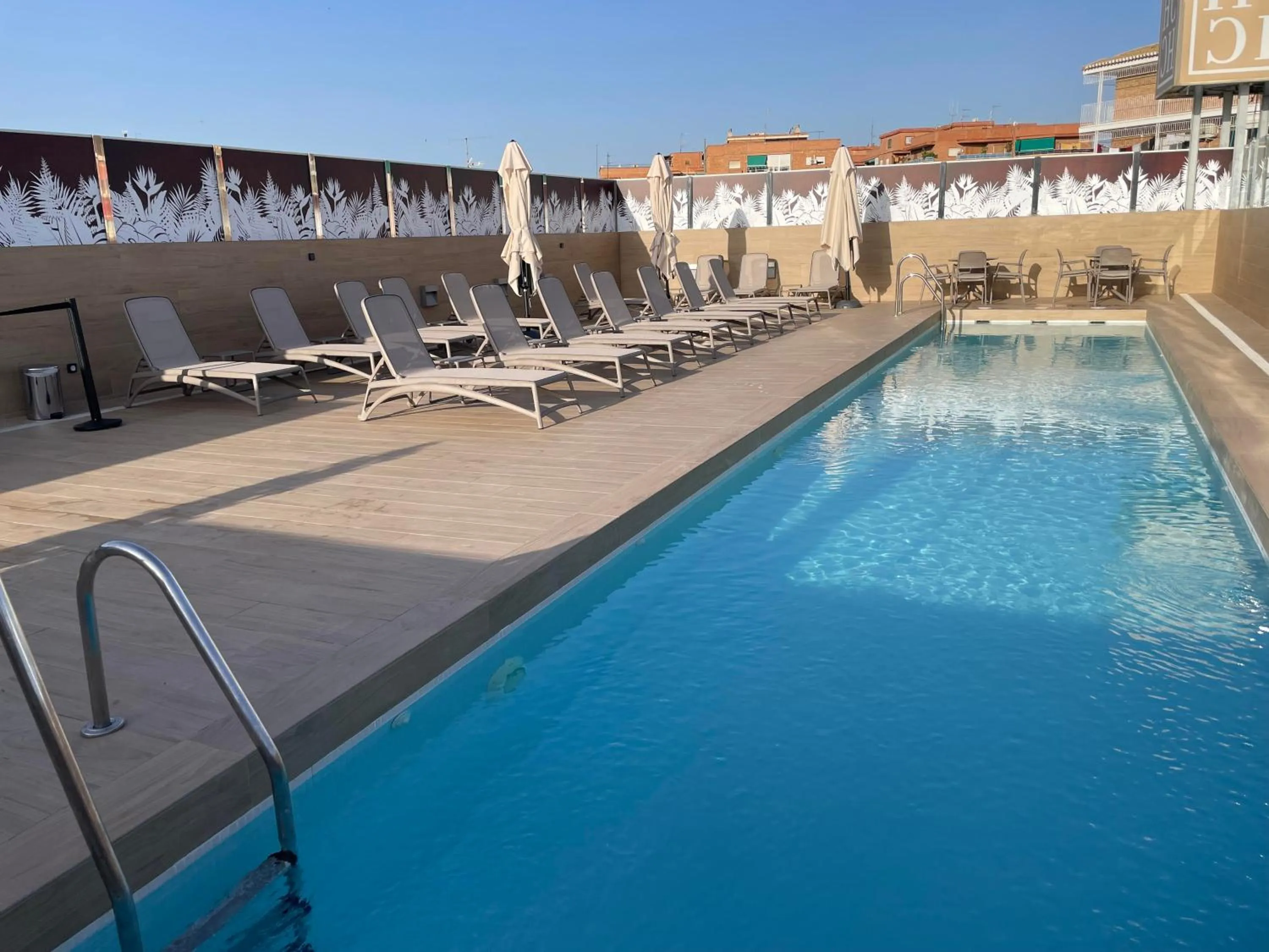 Swimming pool in Hotel Andalucía Center