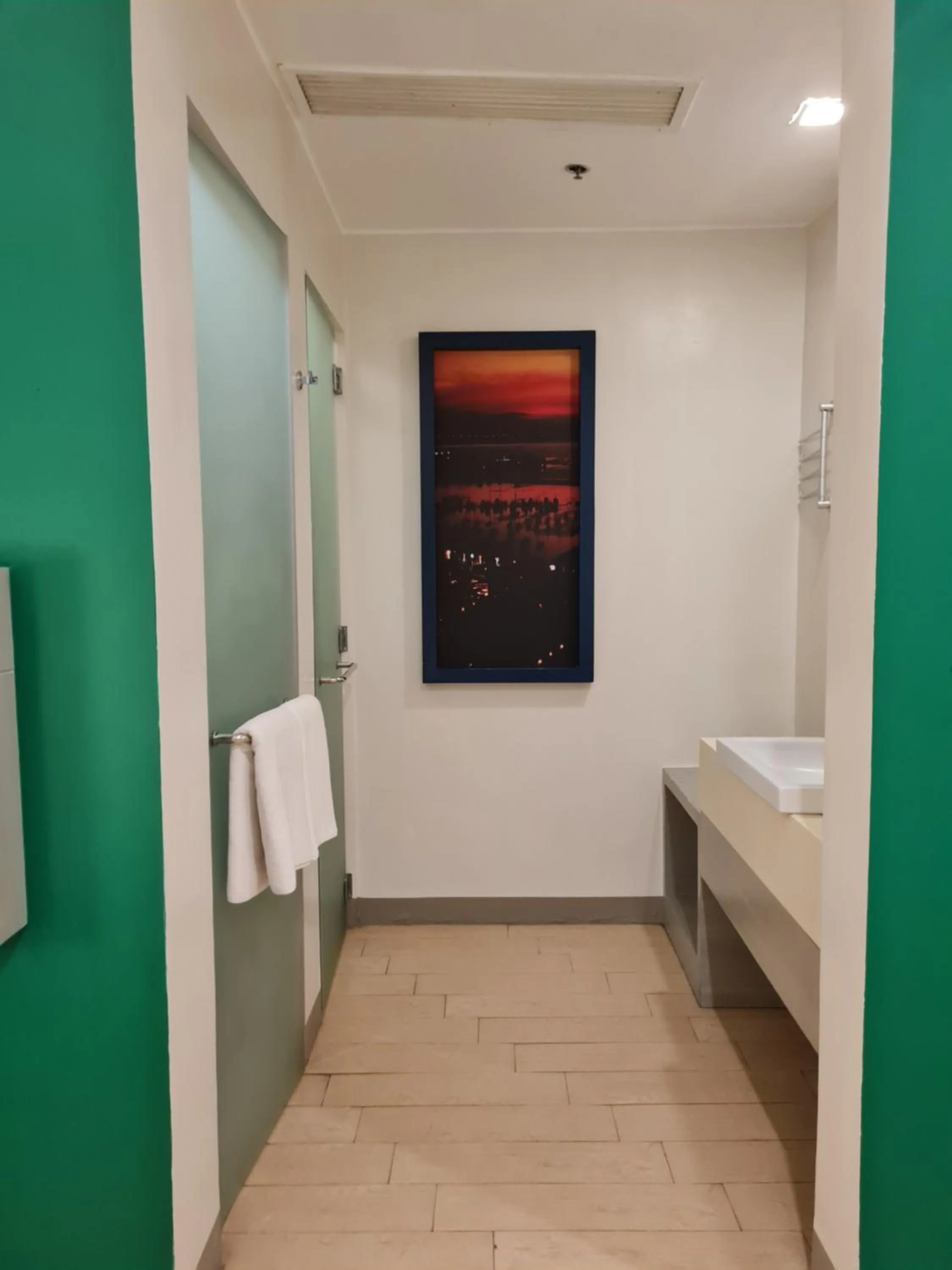 Bathroom, Bed in Go Hotels Otis - Manila