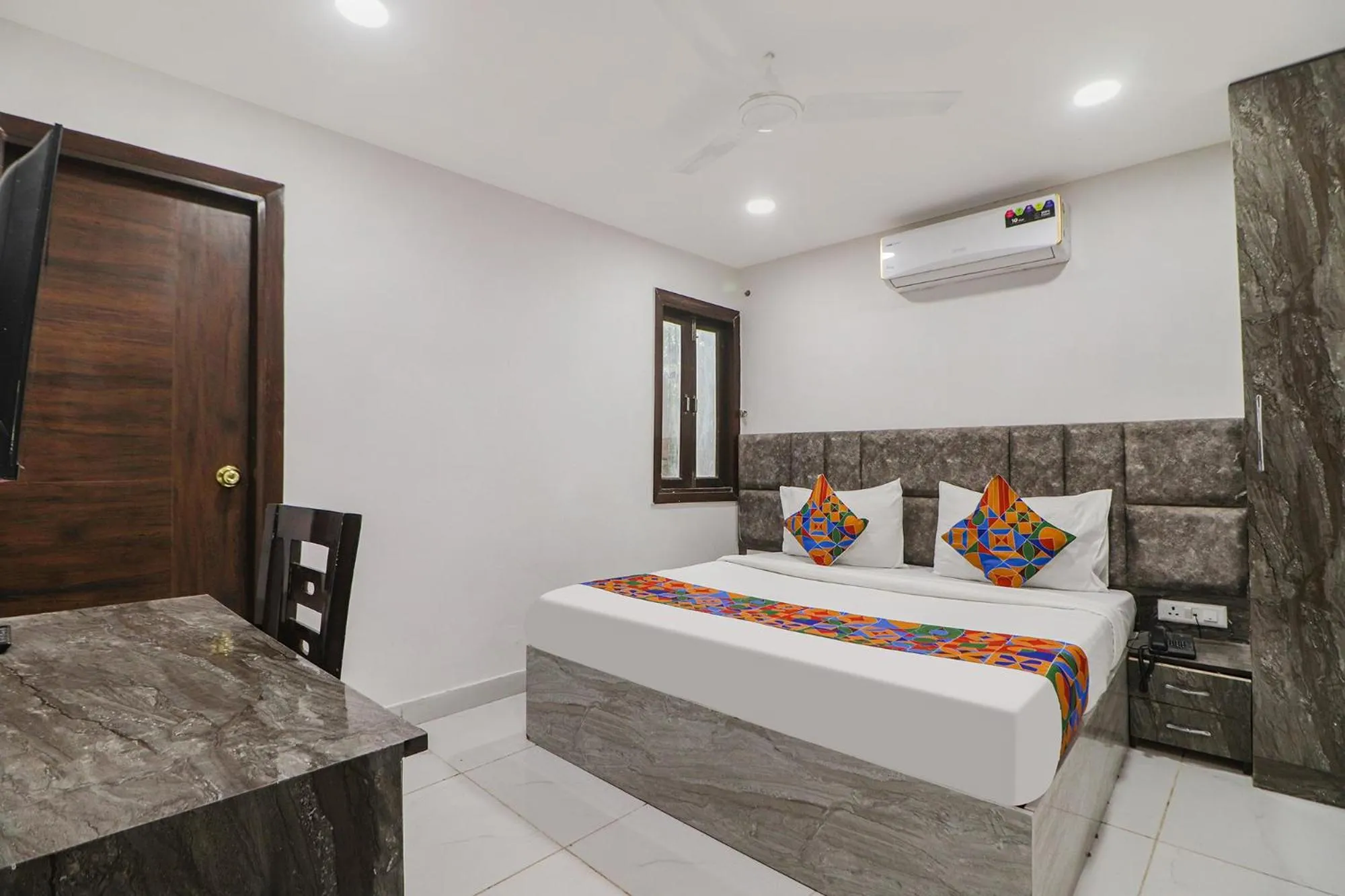 Bed in Via Roadway Inn