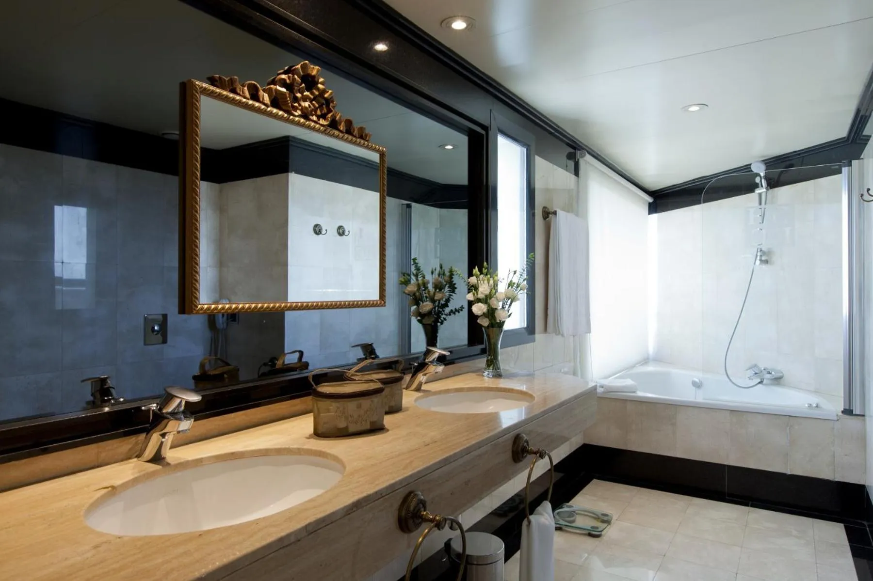 Bathroom, Bed in Hotel Sevilla Center