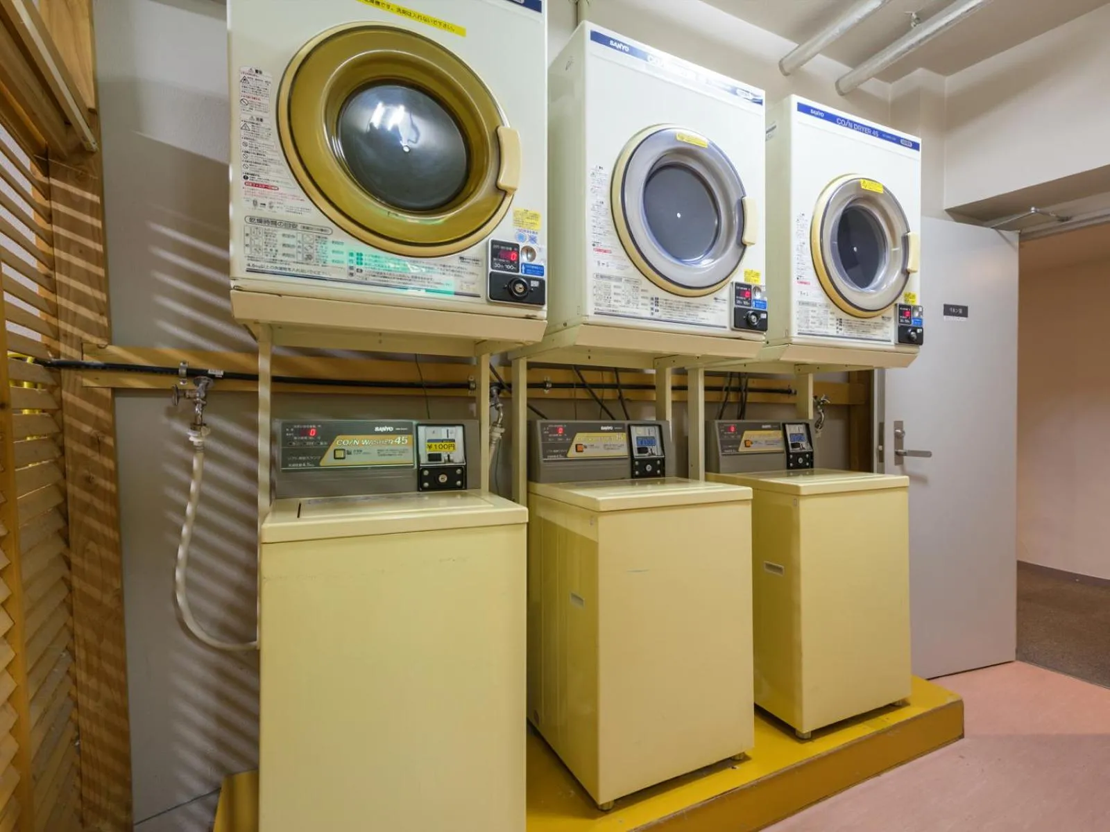 laundry in Hotel Palm Spring