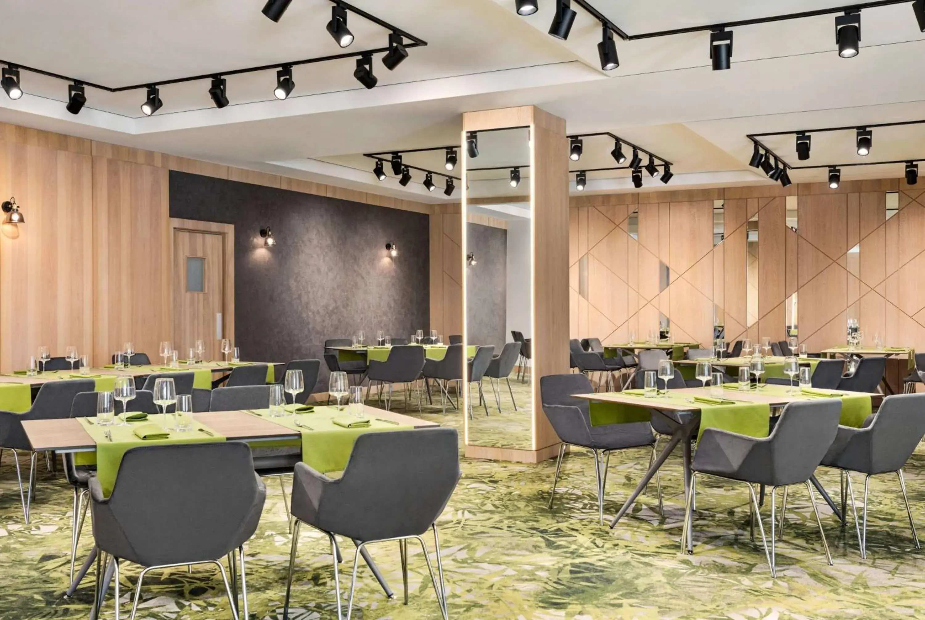 Restaurant/places to eat in Ramada by Wyndham Slatina Parc Restaurant/places to eat in Ramada by Wyndham Slatina Parc