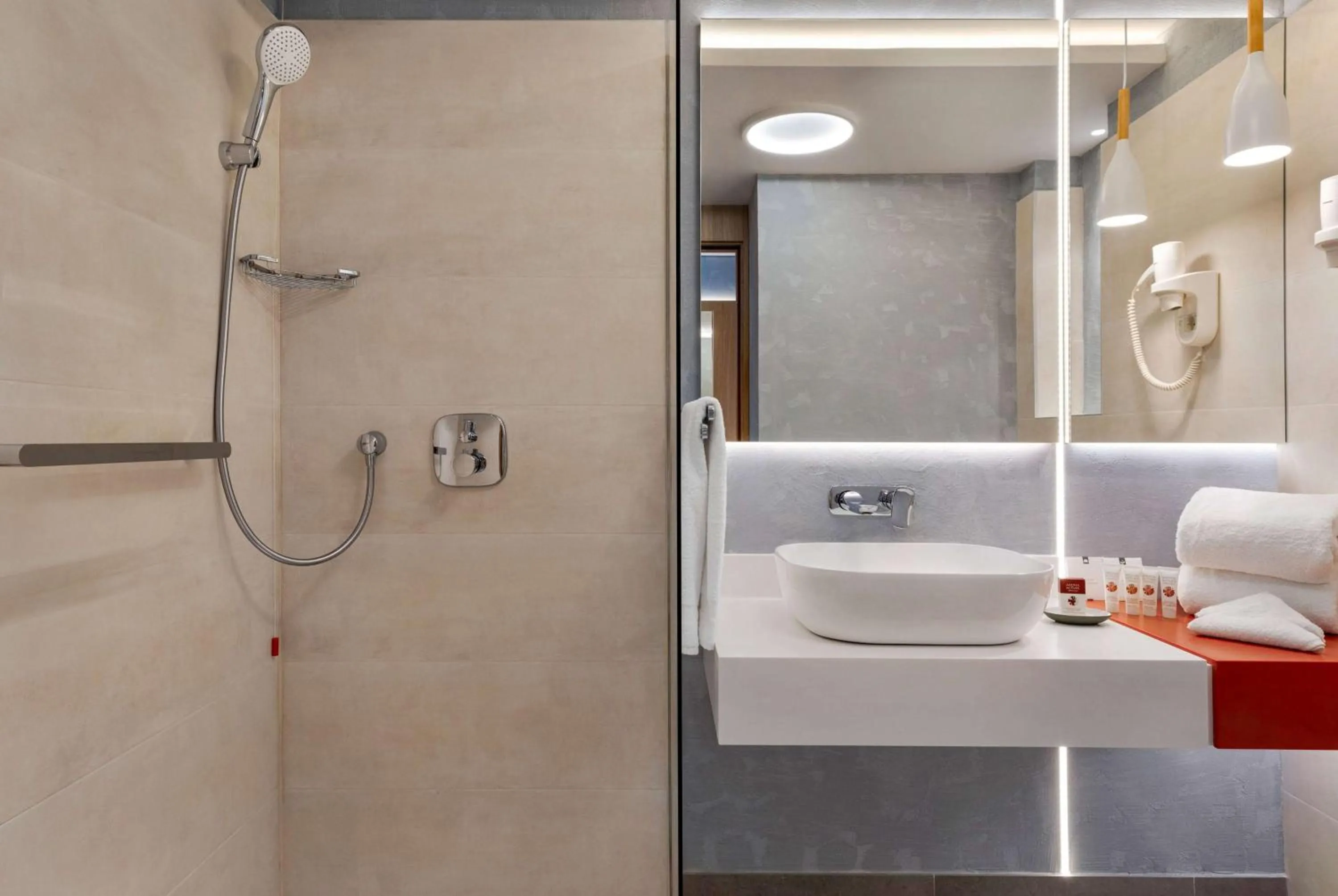 TV and multimedia in Ramada by Wyndham Slatina Parc