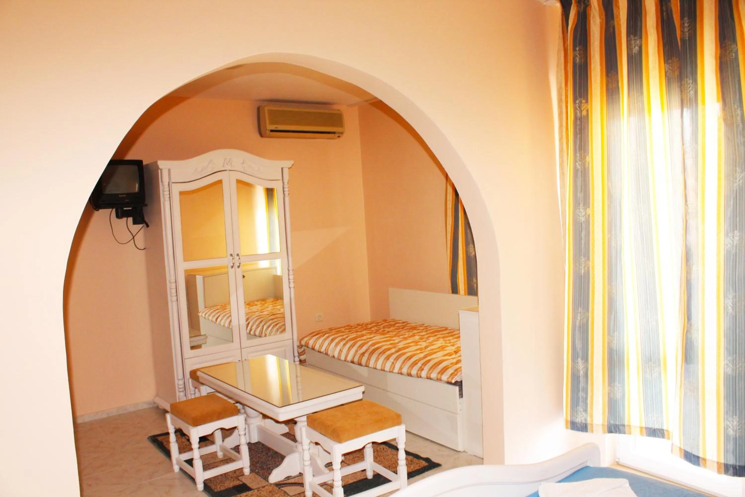 Living room, Bed in Family Hotel Paros 2