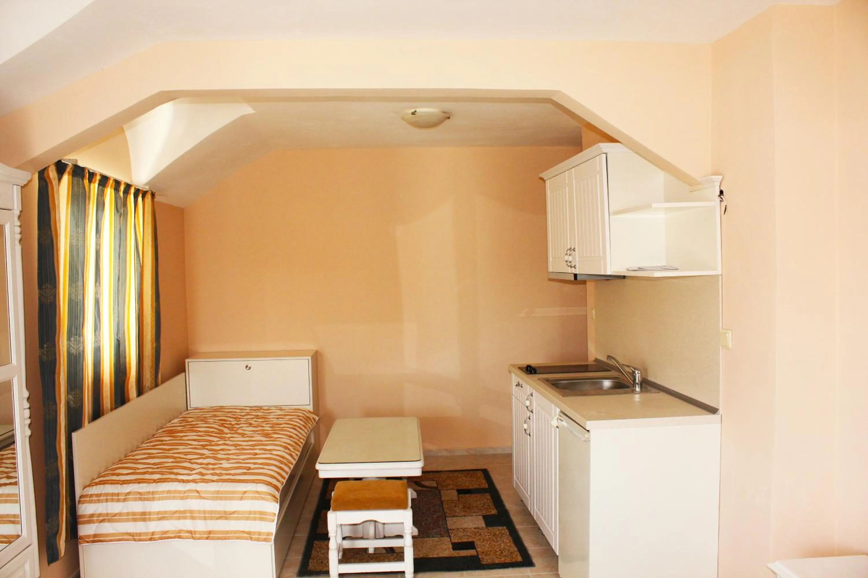 Kitchen or kitchenette, Bed in Family Hotel Paros 2