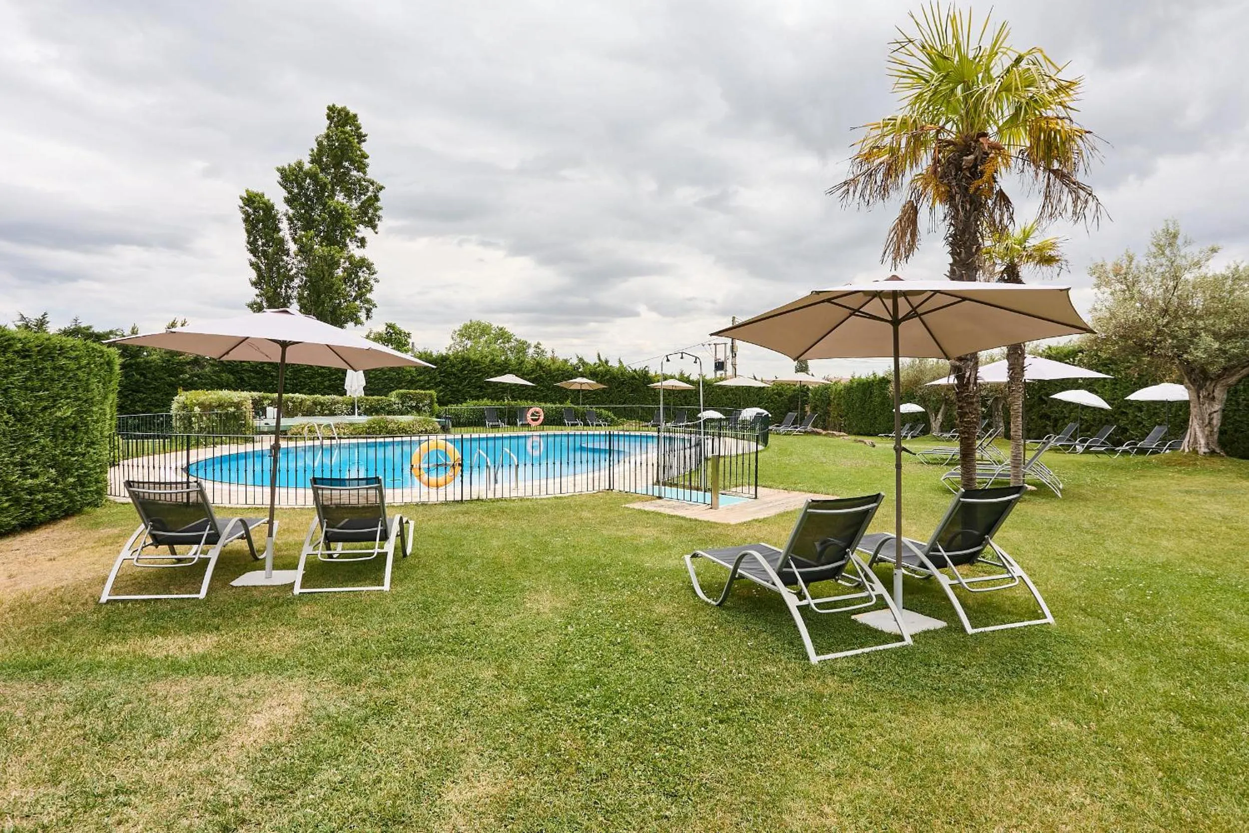 Swimming pool in Hotel Silken Villa de Laguardia