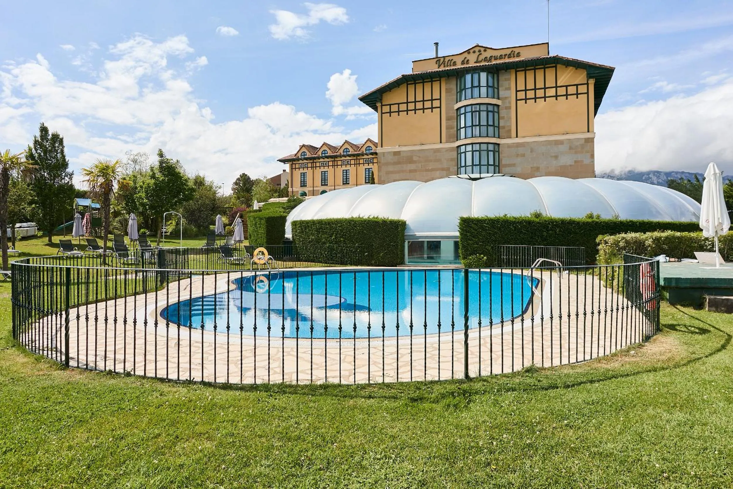 Swimming pool in Hotel Silken Villa de Laguardia