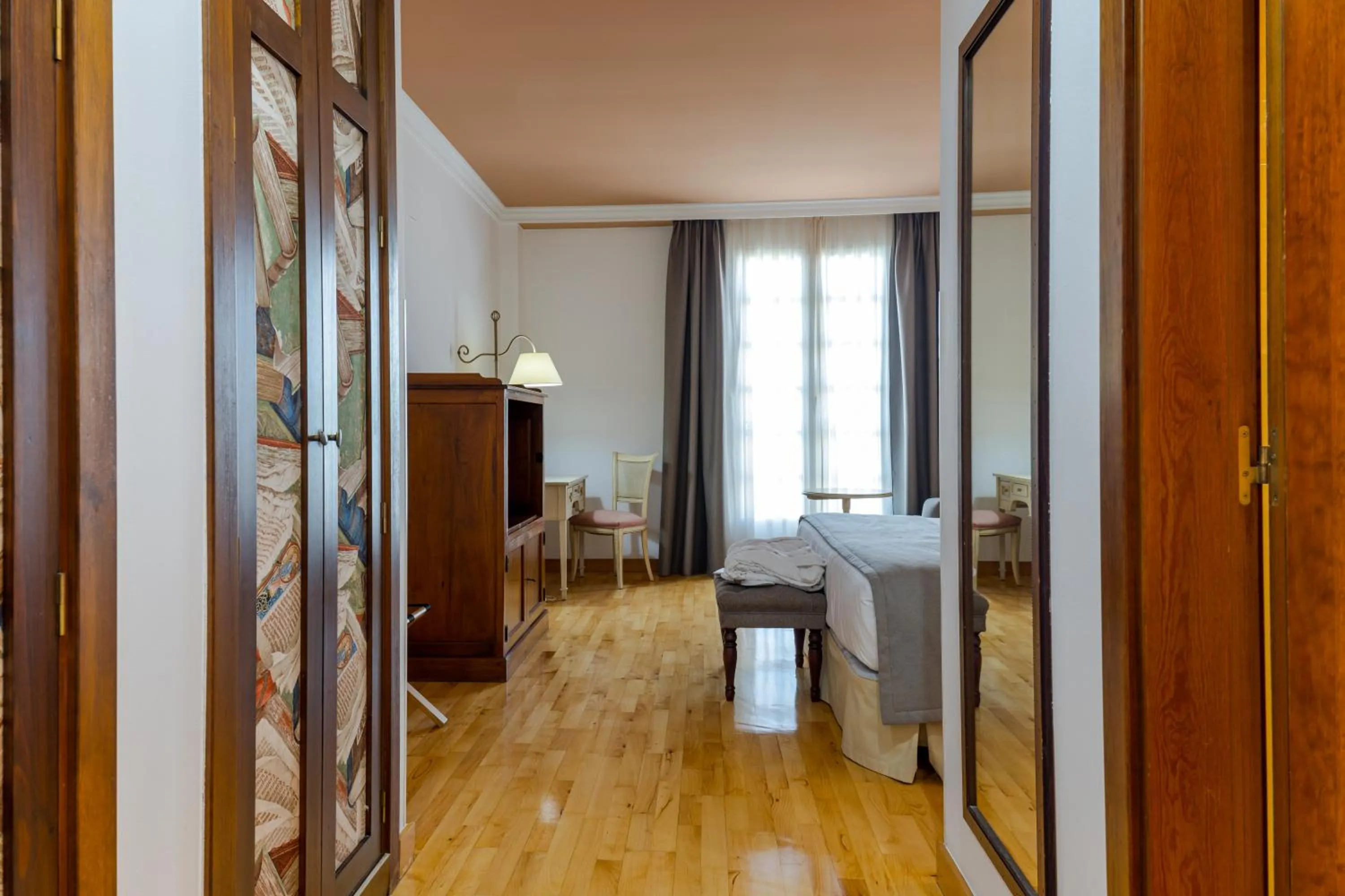 Photo of the whole room, Bed in Hotel Silken Villa de Laguardia