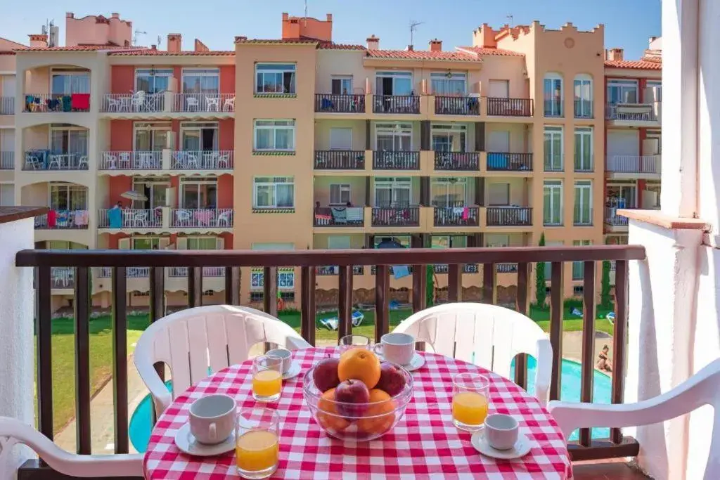 One-Bedroom Apartment (4 Adults) in Aptos. Comte D´Empuries One-Bedroom Apartment (4 Adults) in Aptos. Comte D´Empuries