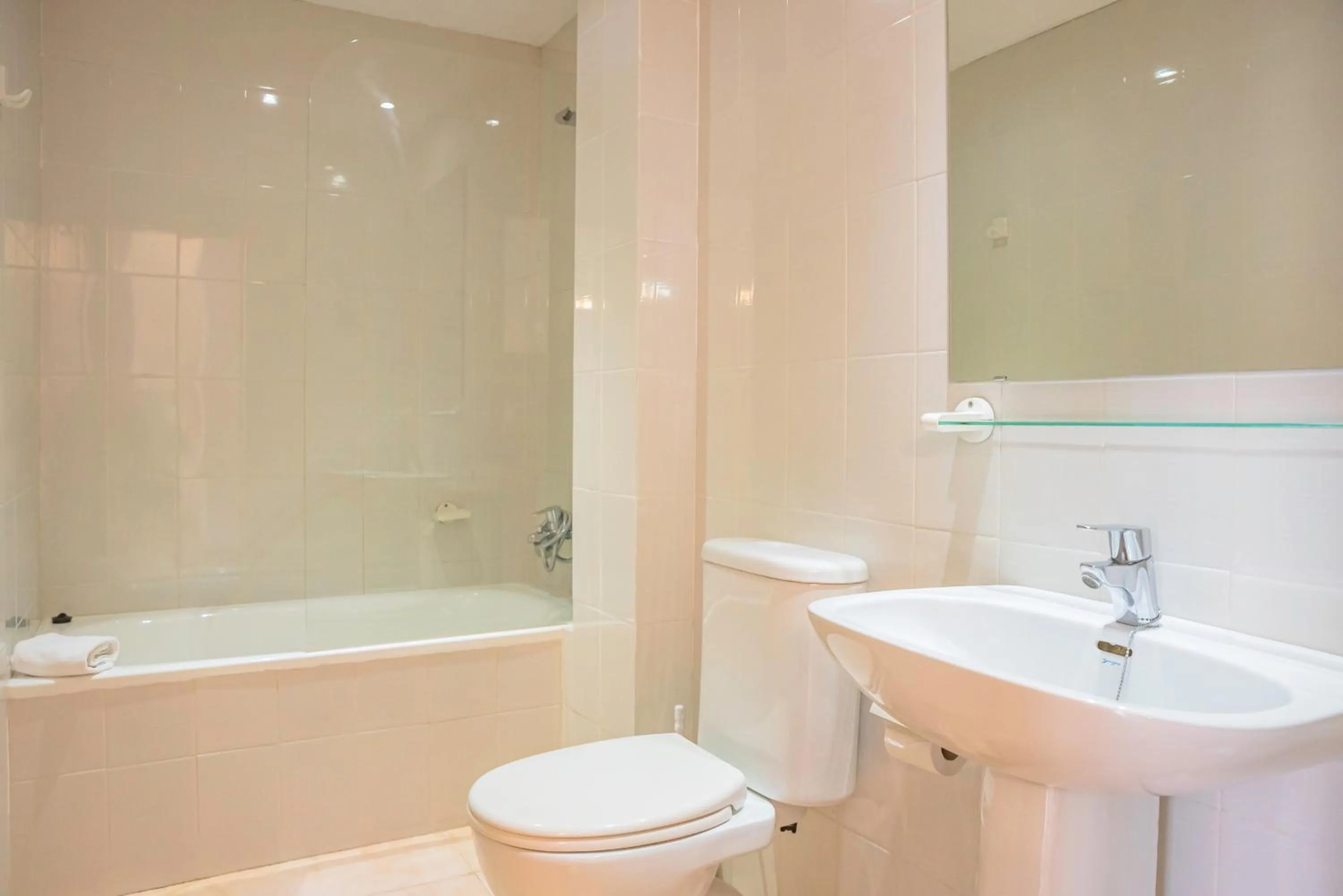 Bathroom in Aptos. Comte D´Empuries