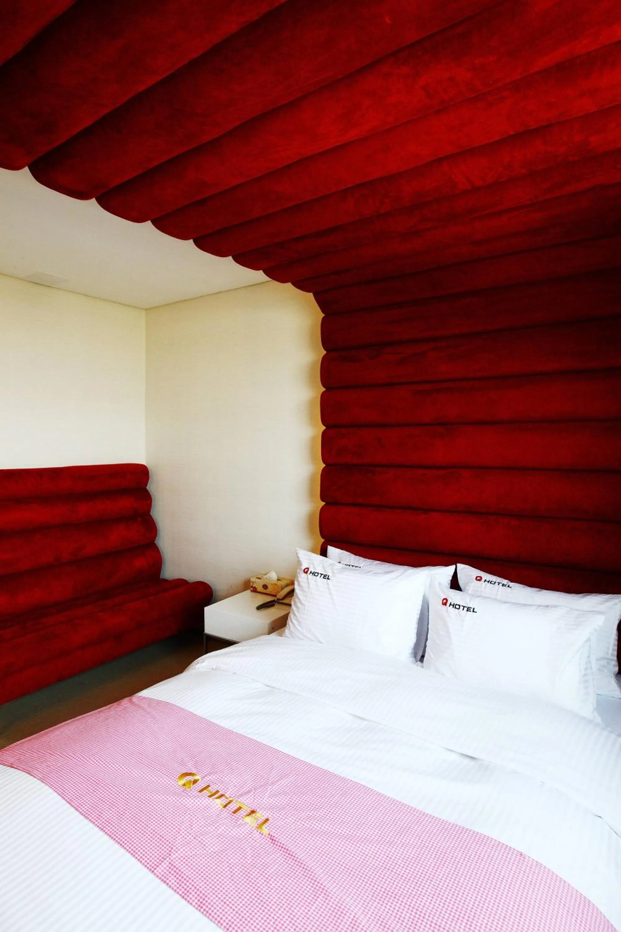 Bed in Q Hotel