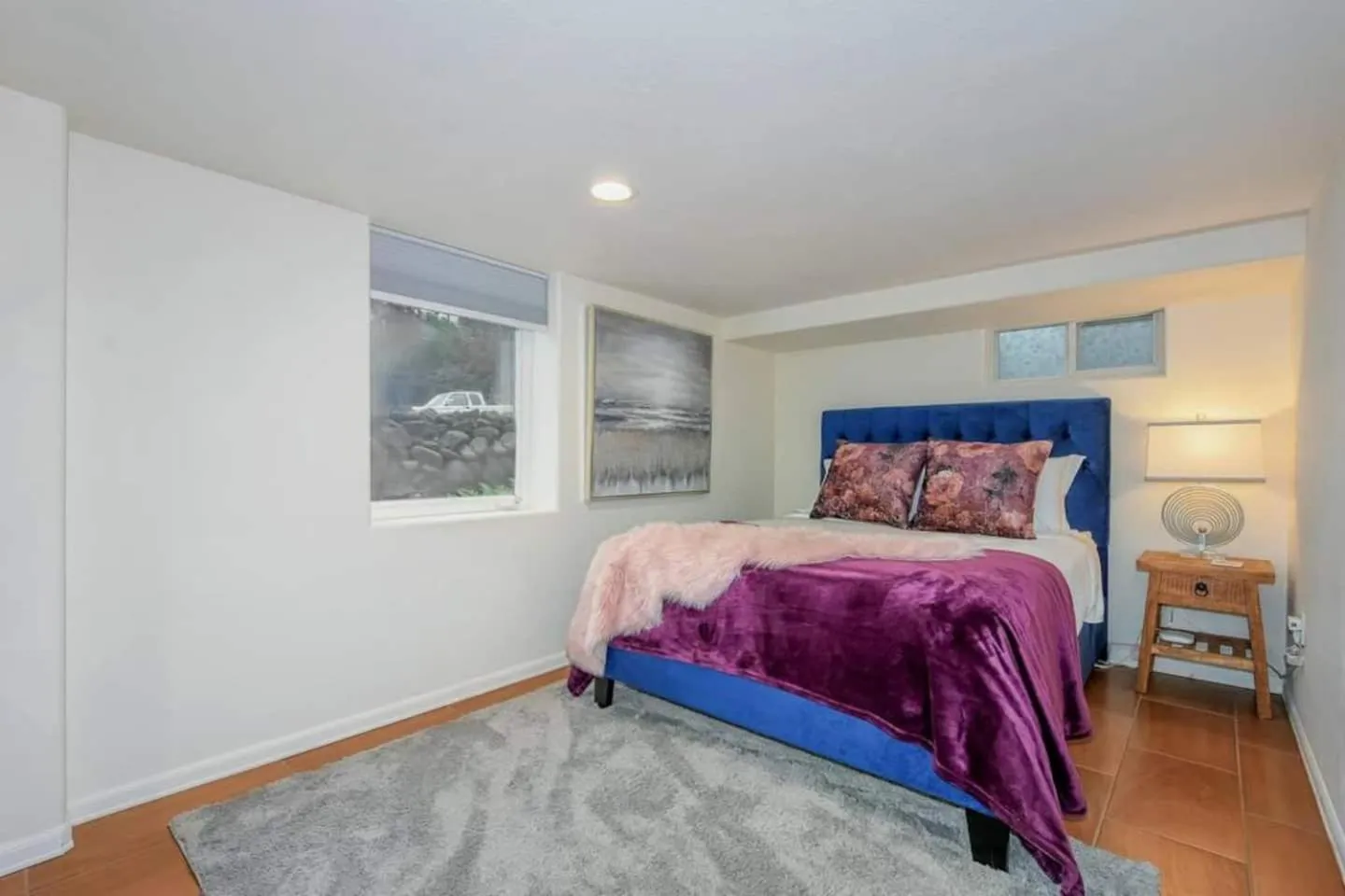 Bed in Private Basement Suite w Hot Tub